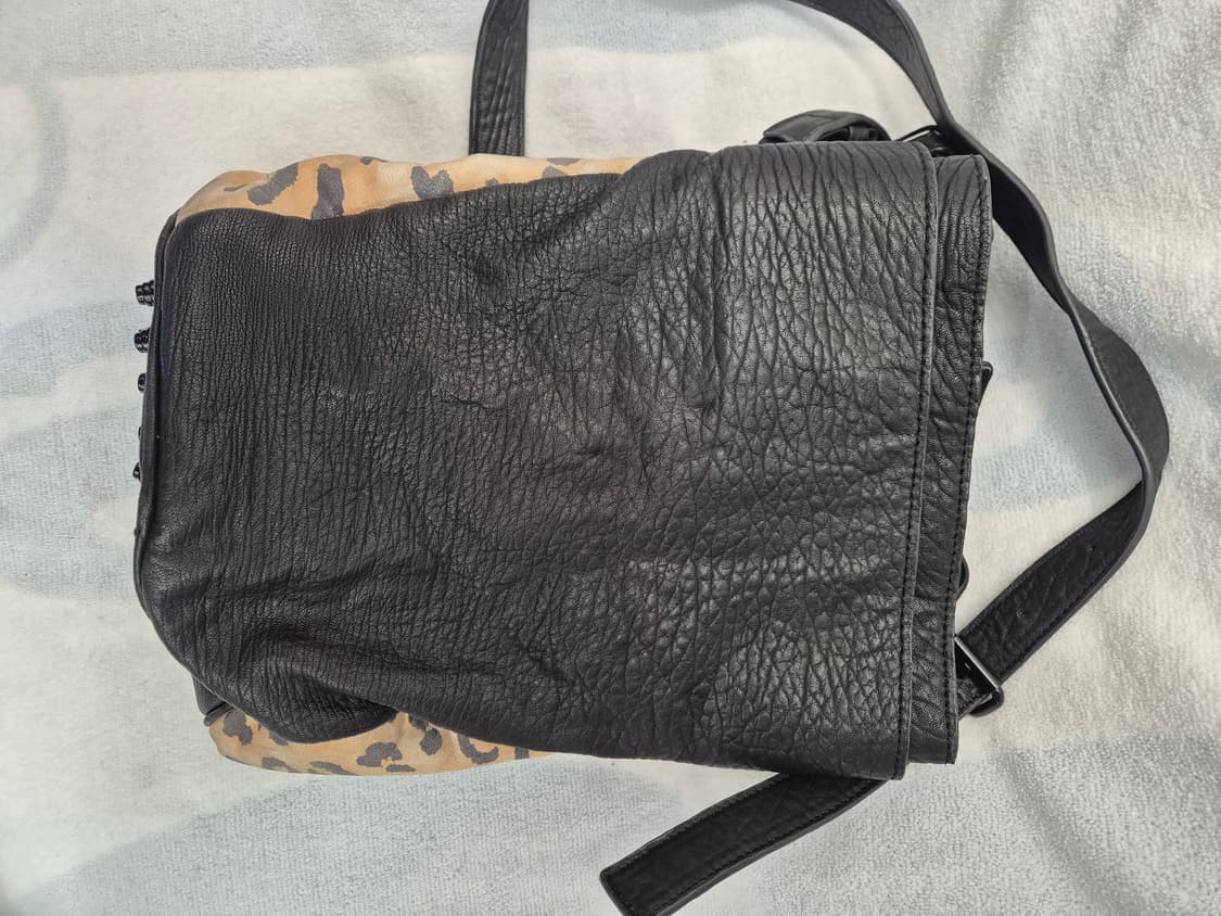 알렉산더 왕의 개성 넘치는 레오파드 패턴 버킷백 상품이미지2