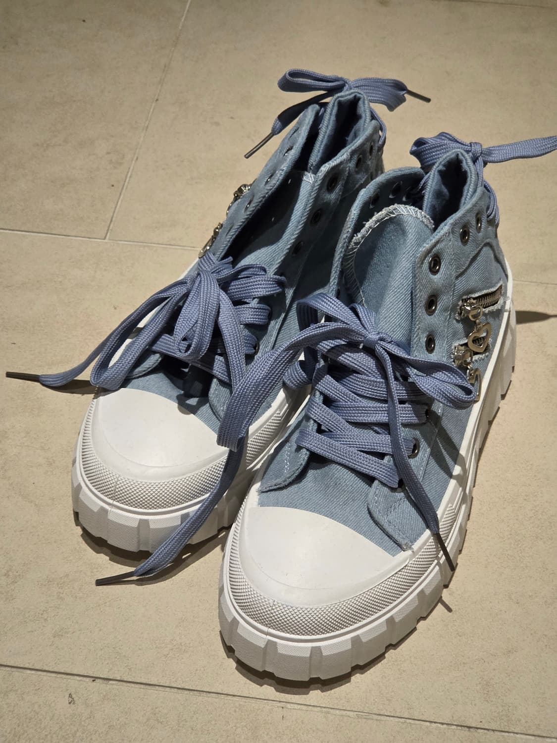 여성 운동화👟 250 사이즈 상품이미지1