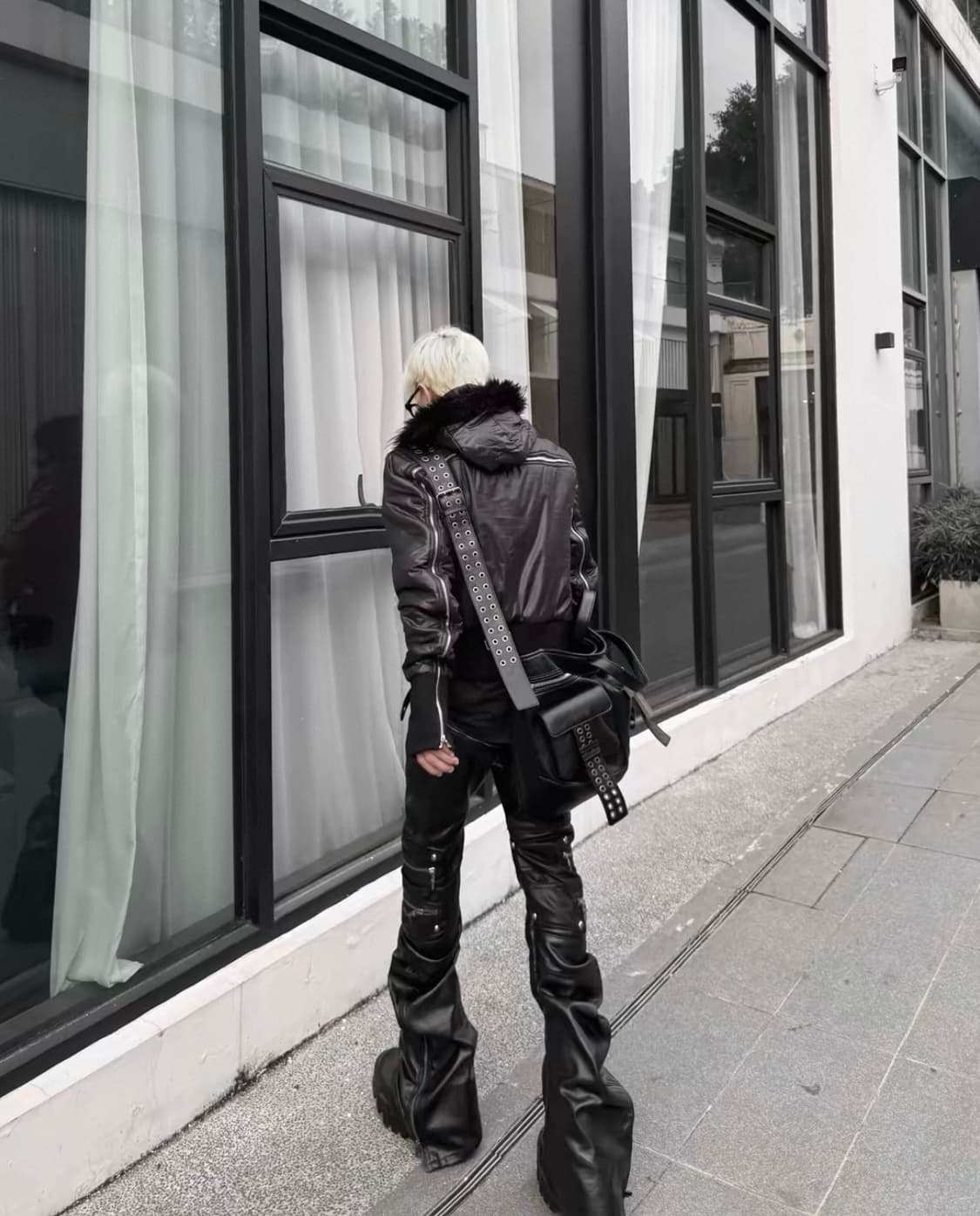 Distressed Waxed Zip Flare Jeans 상품이미지5