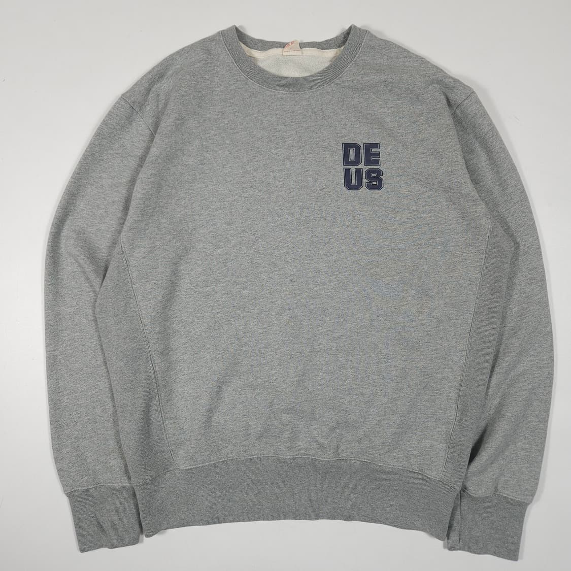 데우스 엑스마키나 그레이 맨투맨  상품이미지2