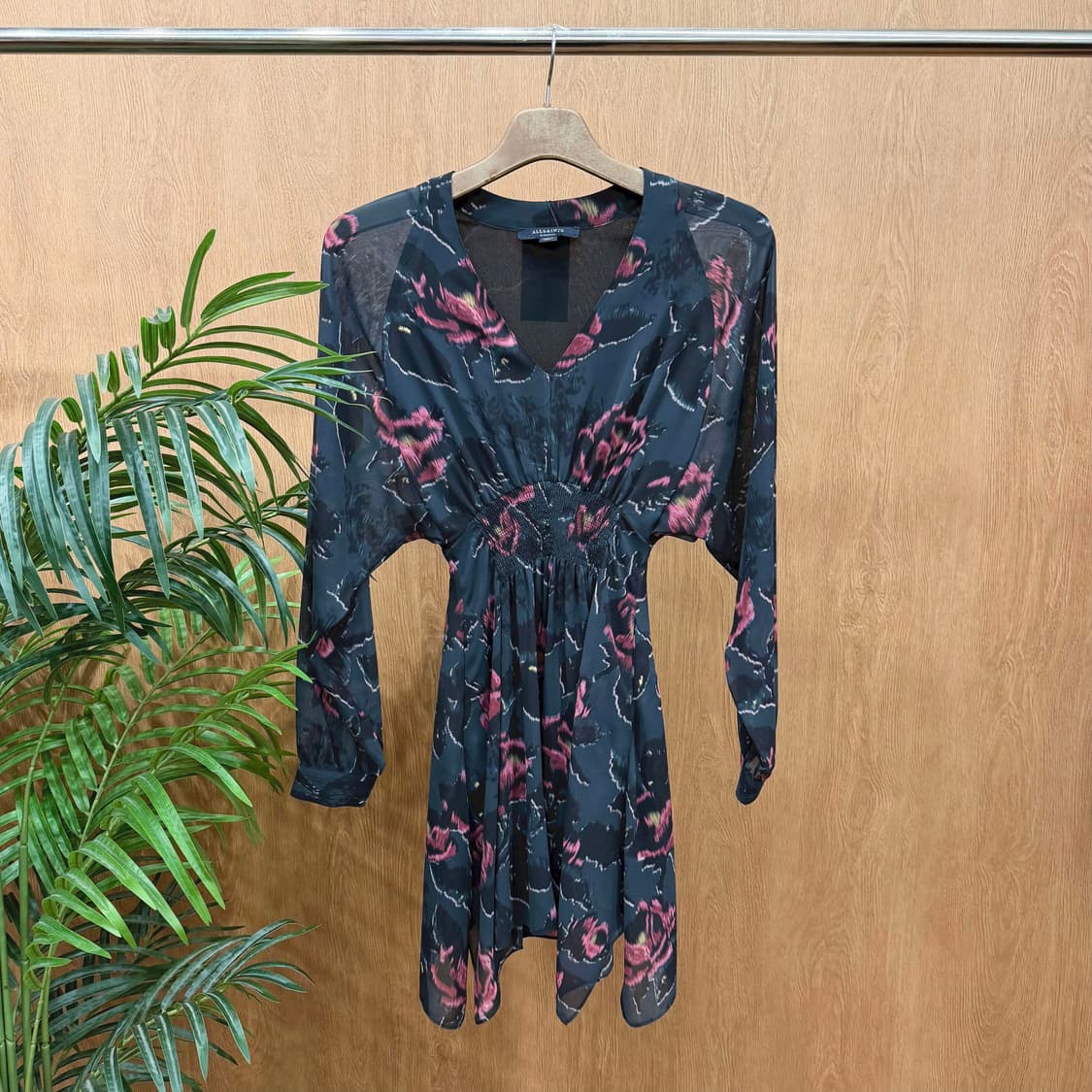 올세인츠 브이넥 미디 원피스 플로럴 프린팅 셔링 밴딩 디테일 슬림핏 블랙 상품이미지1