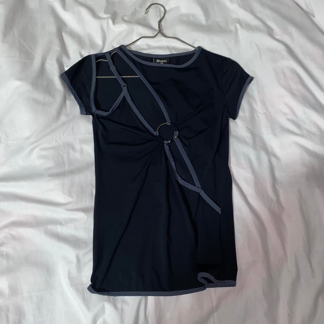 Badee 컷아웃 탑  상품이미지1