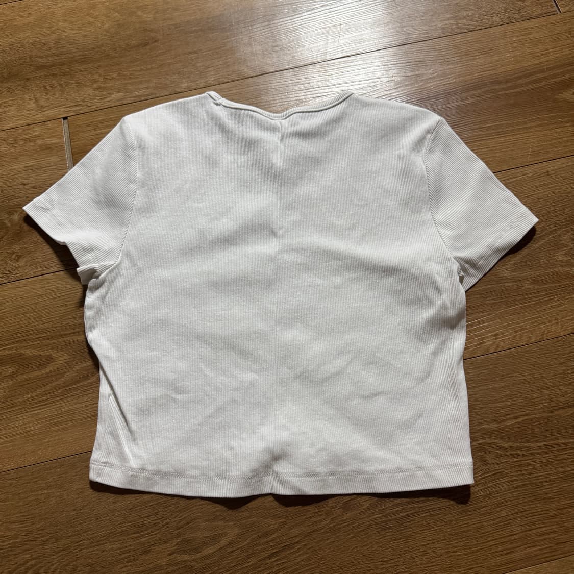 H&M 디바이디드 흰색 반팔 크롭티 상품이미지2