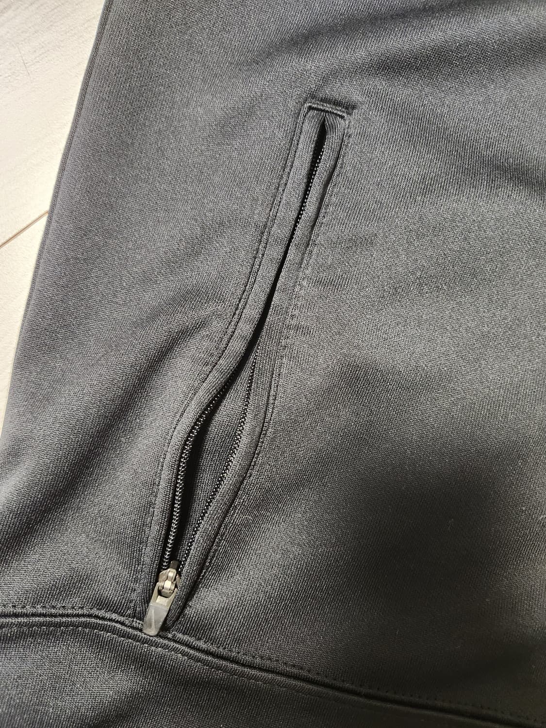 나이키 집업 저지 트랙탑 사이즈105(xl)

지퍼고무 파손(사진참조)
 상품이미지6