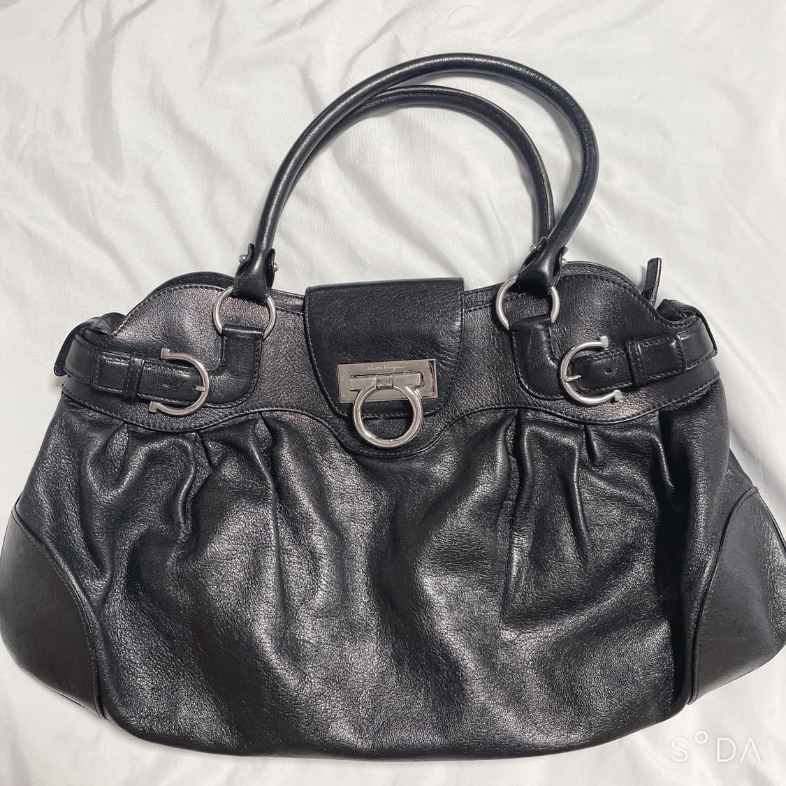 페라가모 블랙 숄더백 상품이미지1