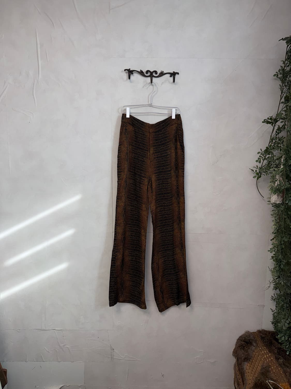 & Other Stories brown satin python pants 상품이미지1