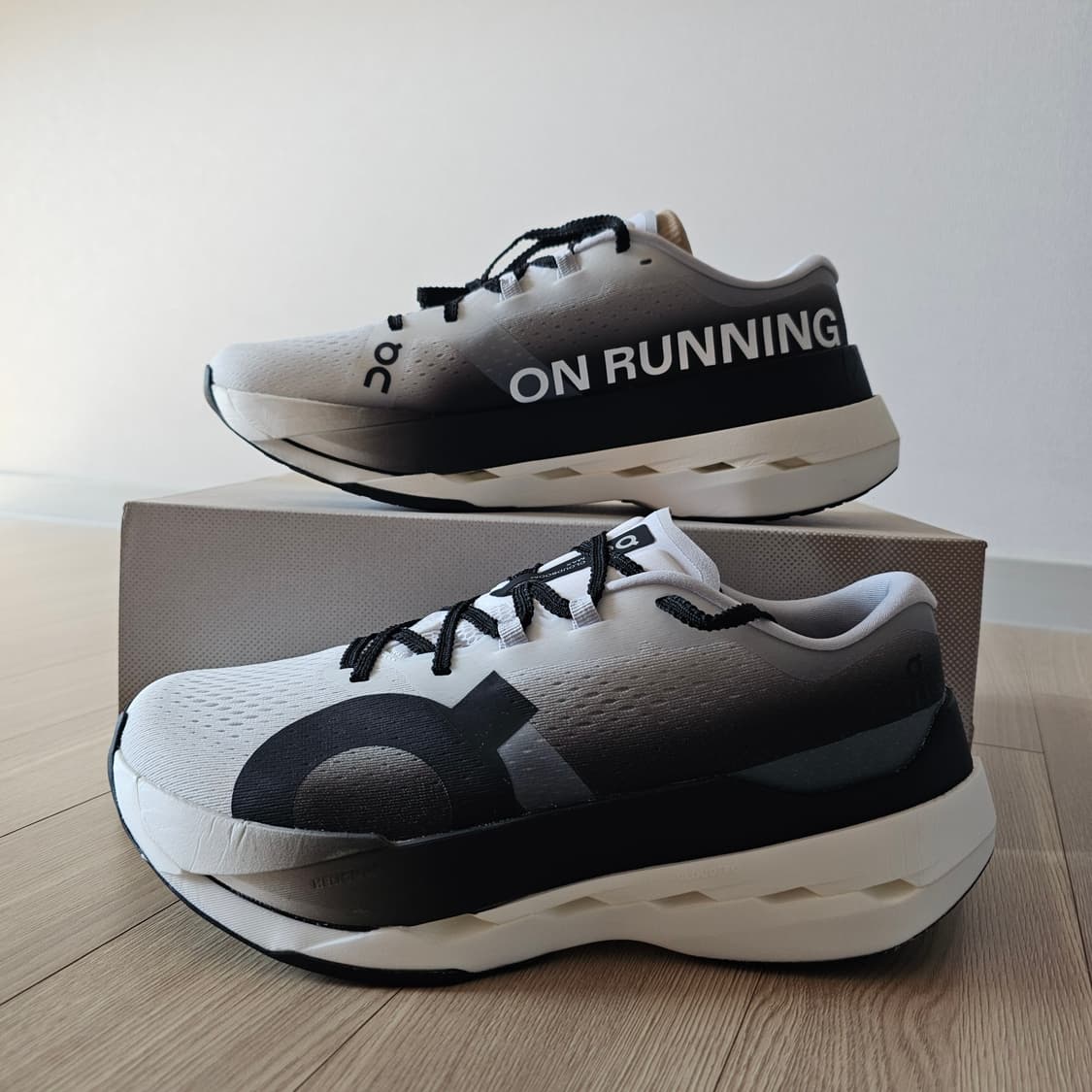 280 새제품) 온 러닝 클라우드붐 맥스 화이트 블랙 런닝화 러닝화 상품이미지2