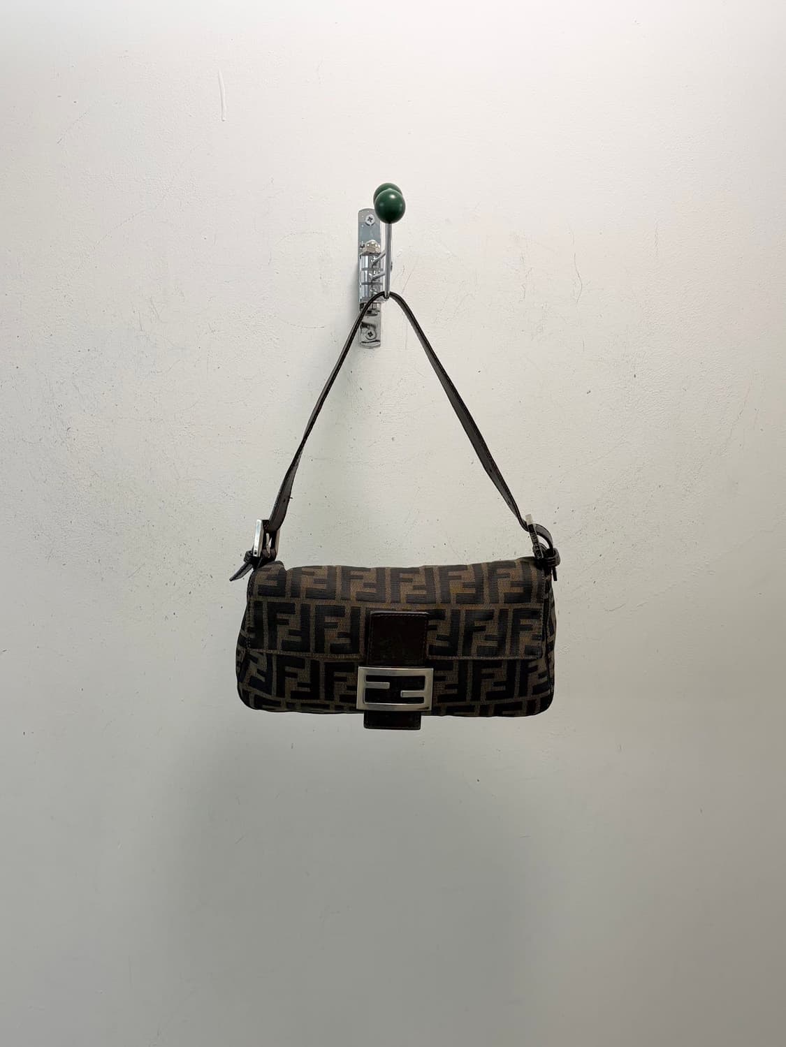 펜디 브라운 주카 미니 바케트 숄더백  상품이미지1