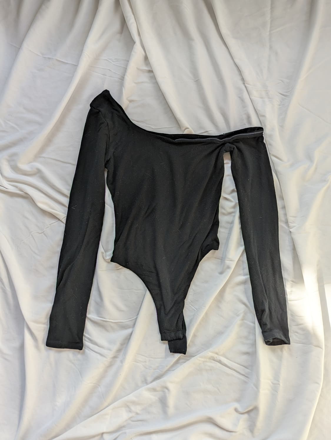 리 오나 RE ONA 블랙 언발란스 컷 아웃 긴팔 바디수트 상품이미지1