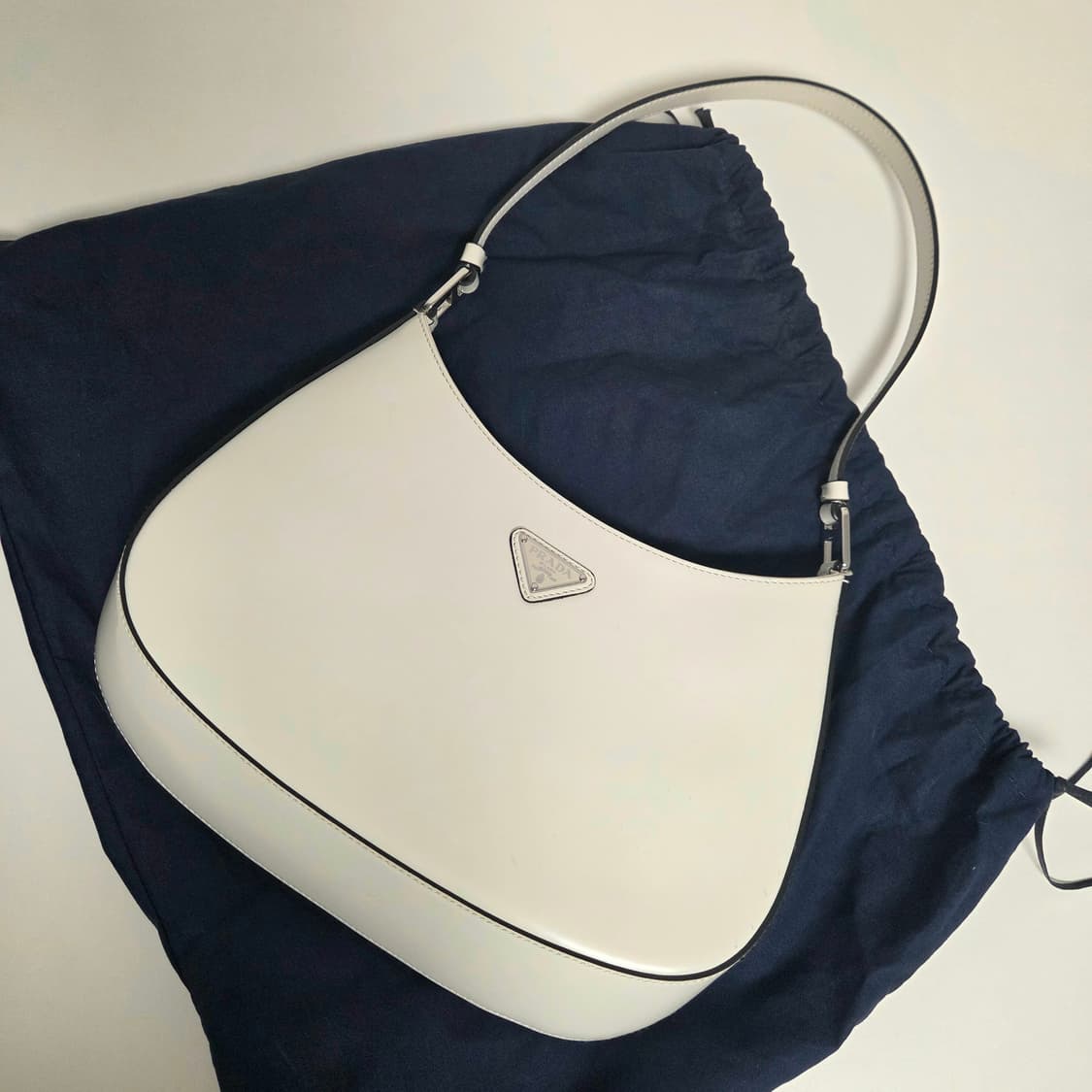 PRADA 프라다 정품 클레오 브러시드 화이트 호보백 숄더백 상품이미지1