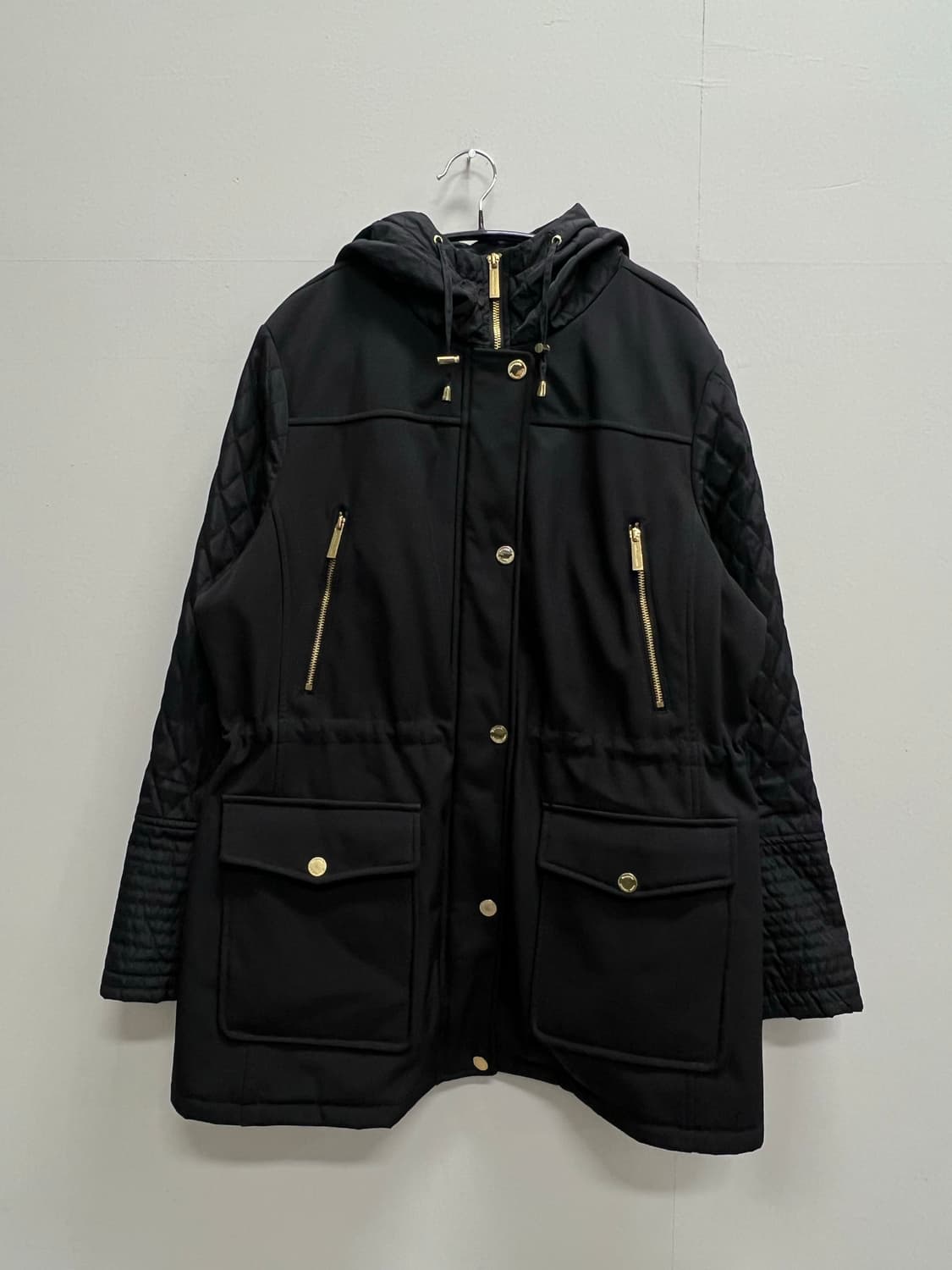 마이클 코어스 우먼스 금장 퀄팅 자켓 블랙 상품이미지2