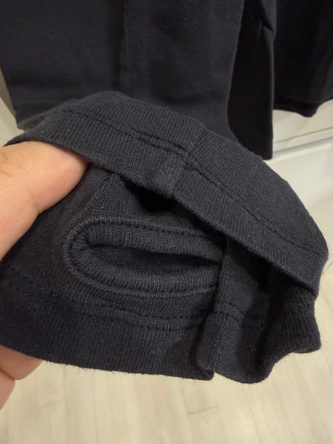 해칭룸 더블 롱슬리브티 네이비 4이즈 판매합니다 상품이미지3