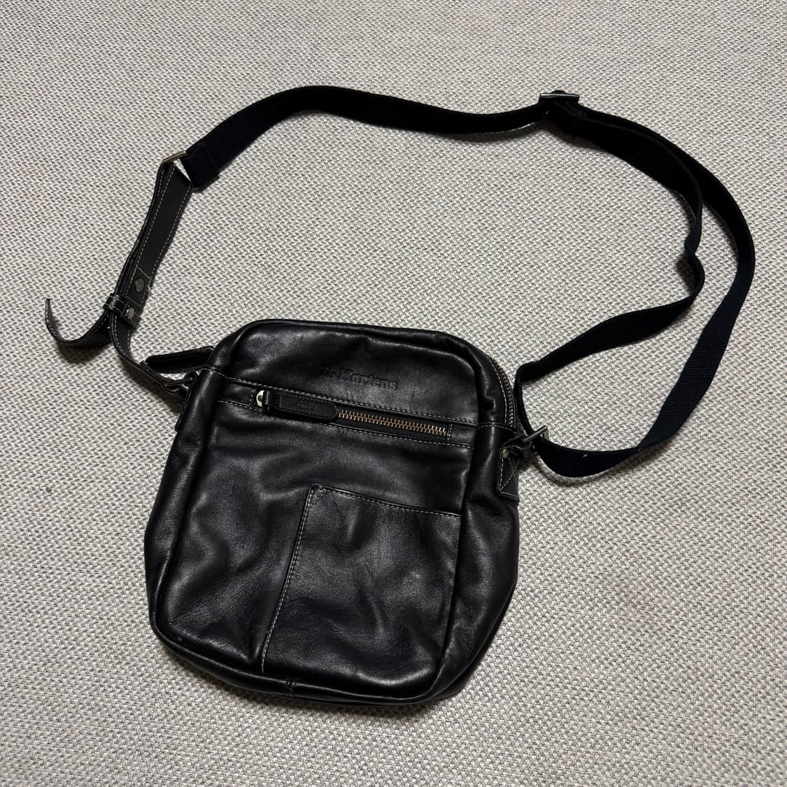 닥터마틴 레더 미니 크로스백 상품이미지1