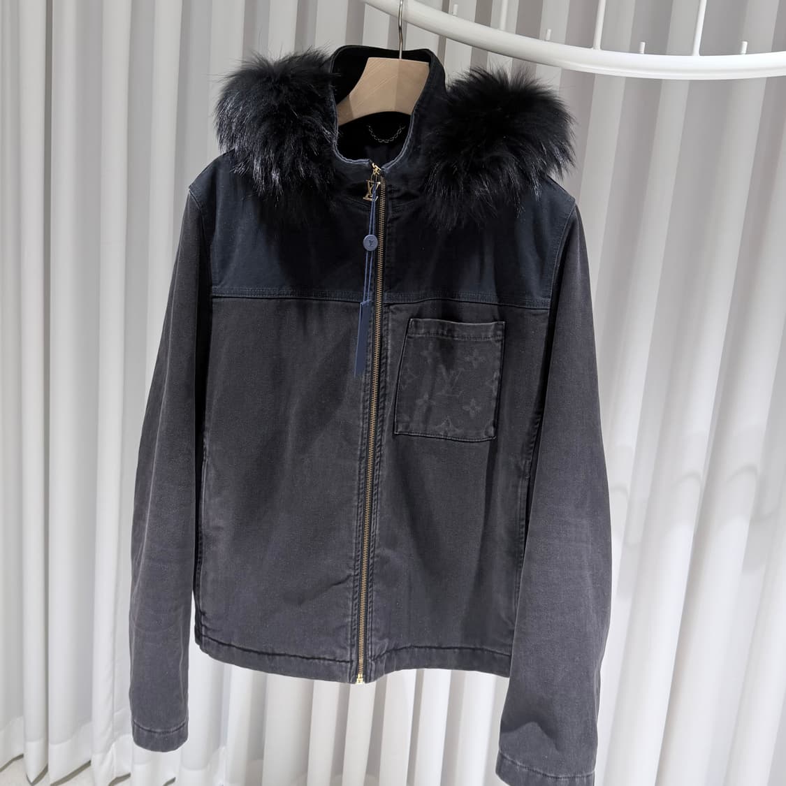 56 / 루이비통 모노그램 데님 퍼 후드 블랙 자켓 / 미사용 상품이미지2