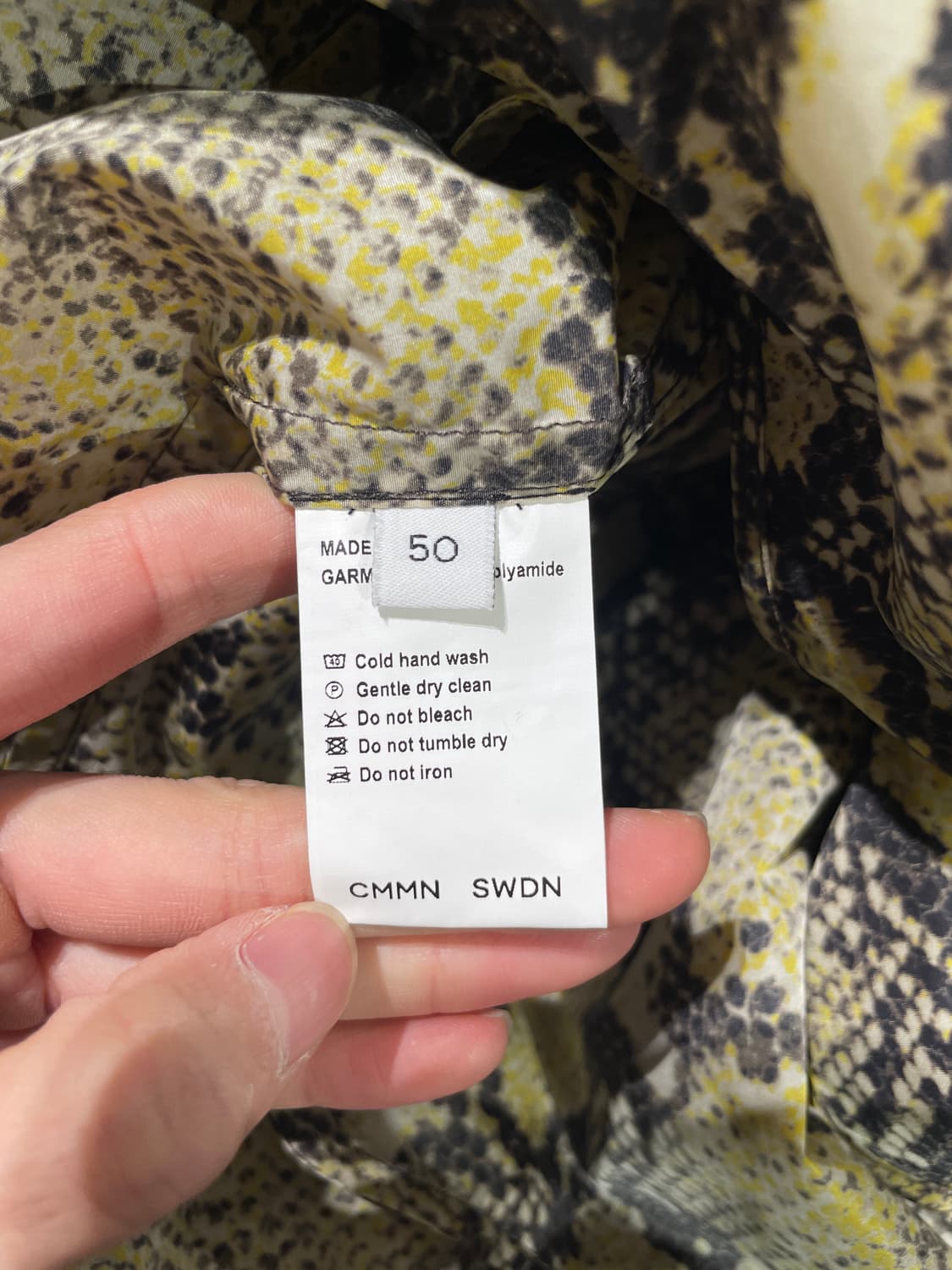 커먼 스웨덴 옐로우 스네이크 스킨 폴리아미드 씬 코트 상품이미지8