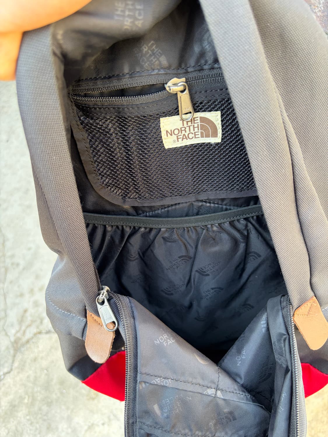 The North face 그레이 레드 데이팩 상품이미지3