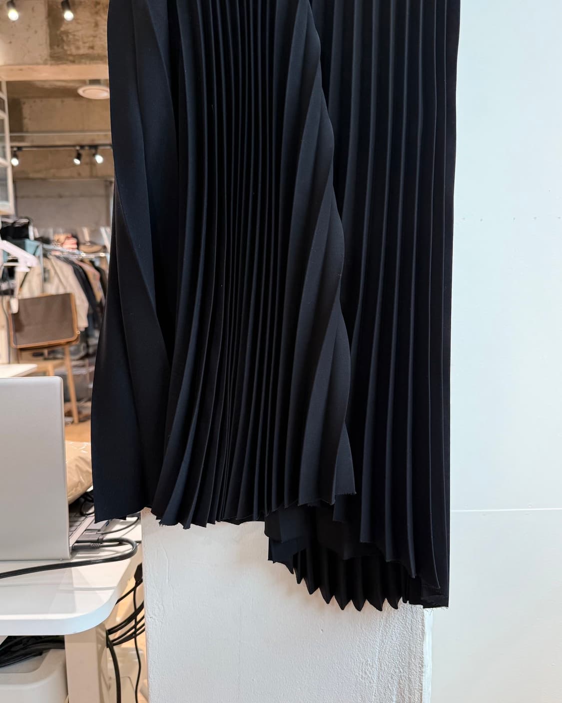 발렌시아가 블랙 플리츠 밴딩 랩 미디스커트 상품이미지7