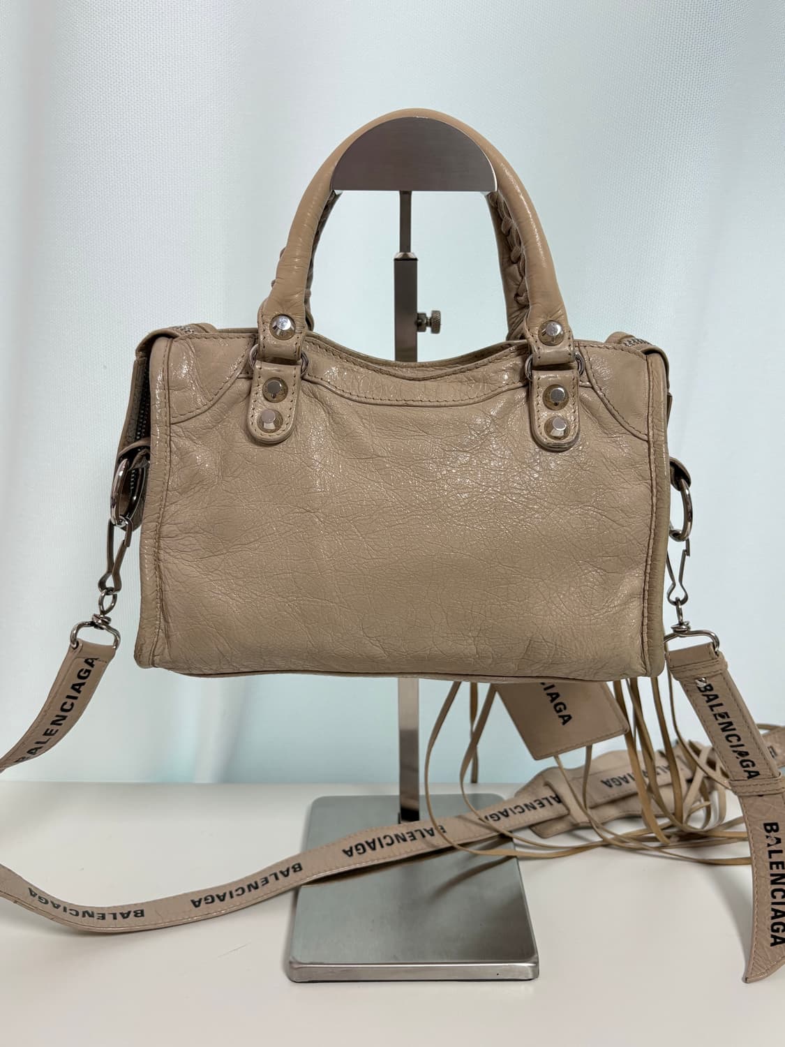 발렌시아가 모터백 미니 로고스트랩 베이지 상품이미지6