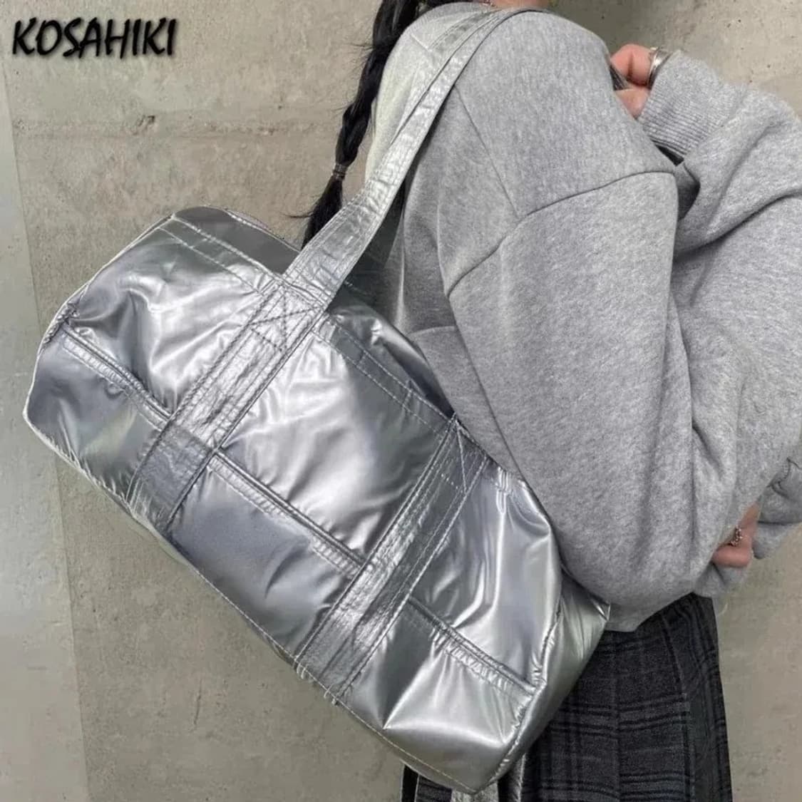 Y2K 무드 실버 글로시 원통 보스턴 백 가방 상품이미지1