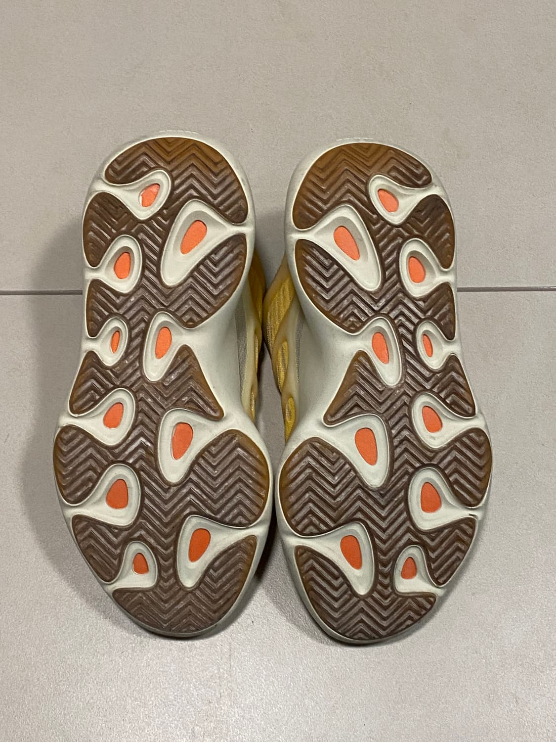 아디다스 이지 700 V3 모노 사플라워 상품이미지4