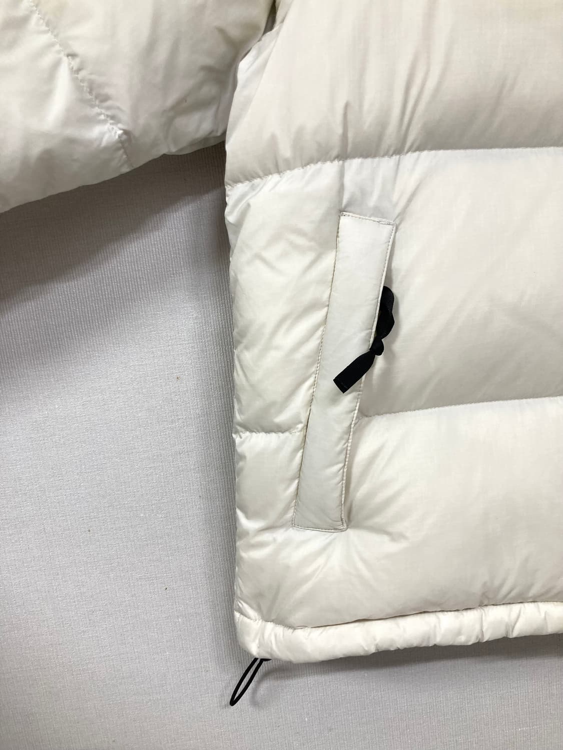 노스페이스 남녀공용 눕시 700필 숏패딩 _ 크림색 상품이미지3