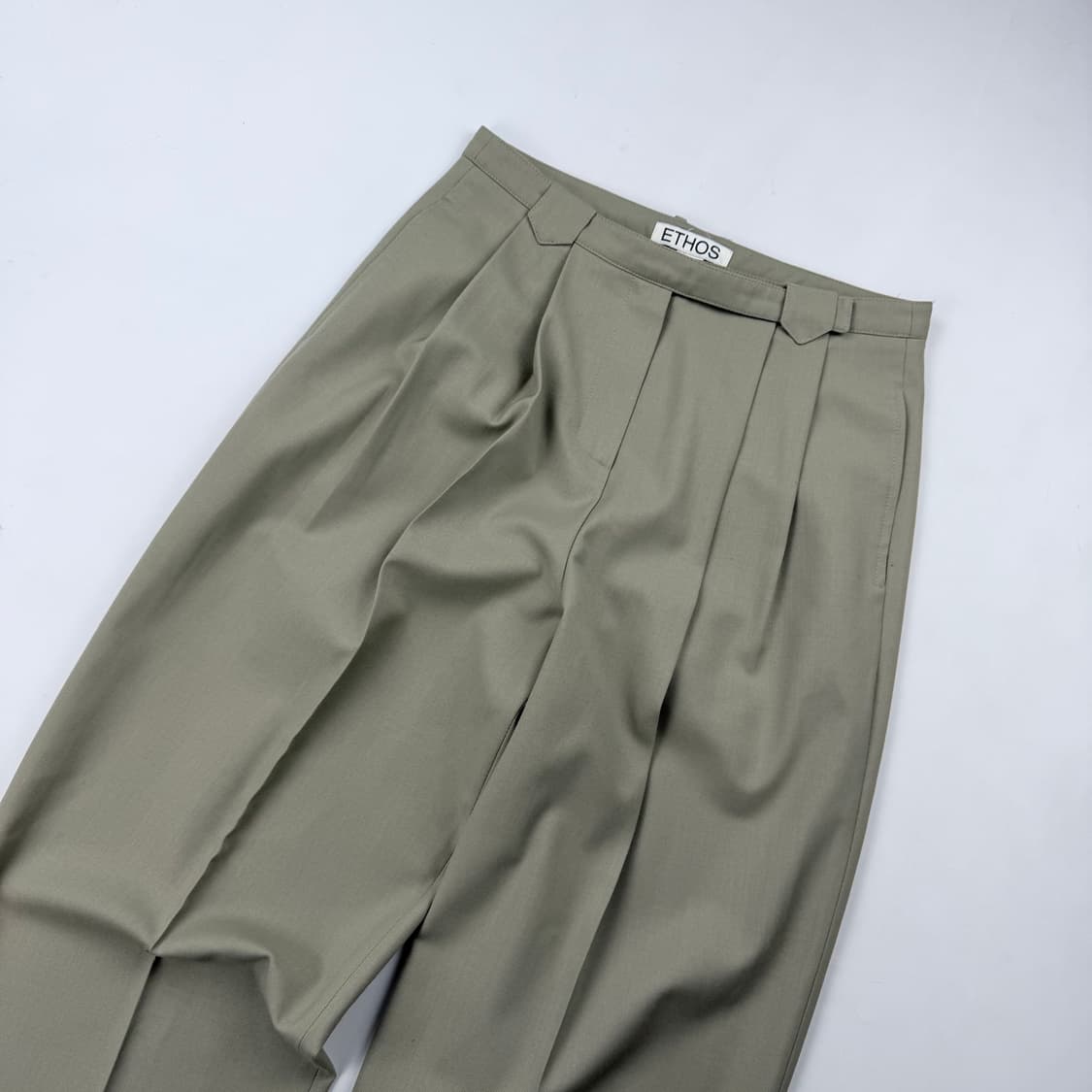 에토스 플레인 핀턱 트라우저 올리브 상품이미지2