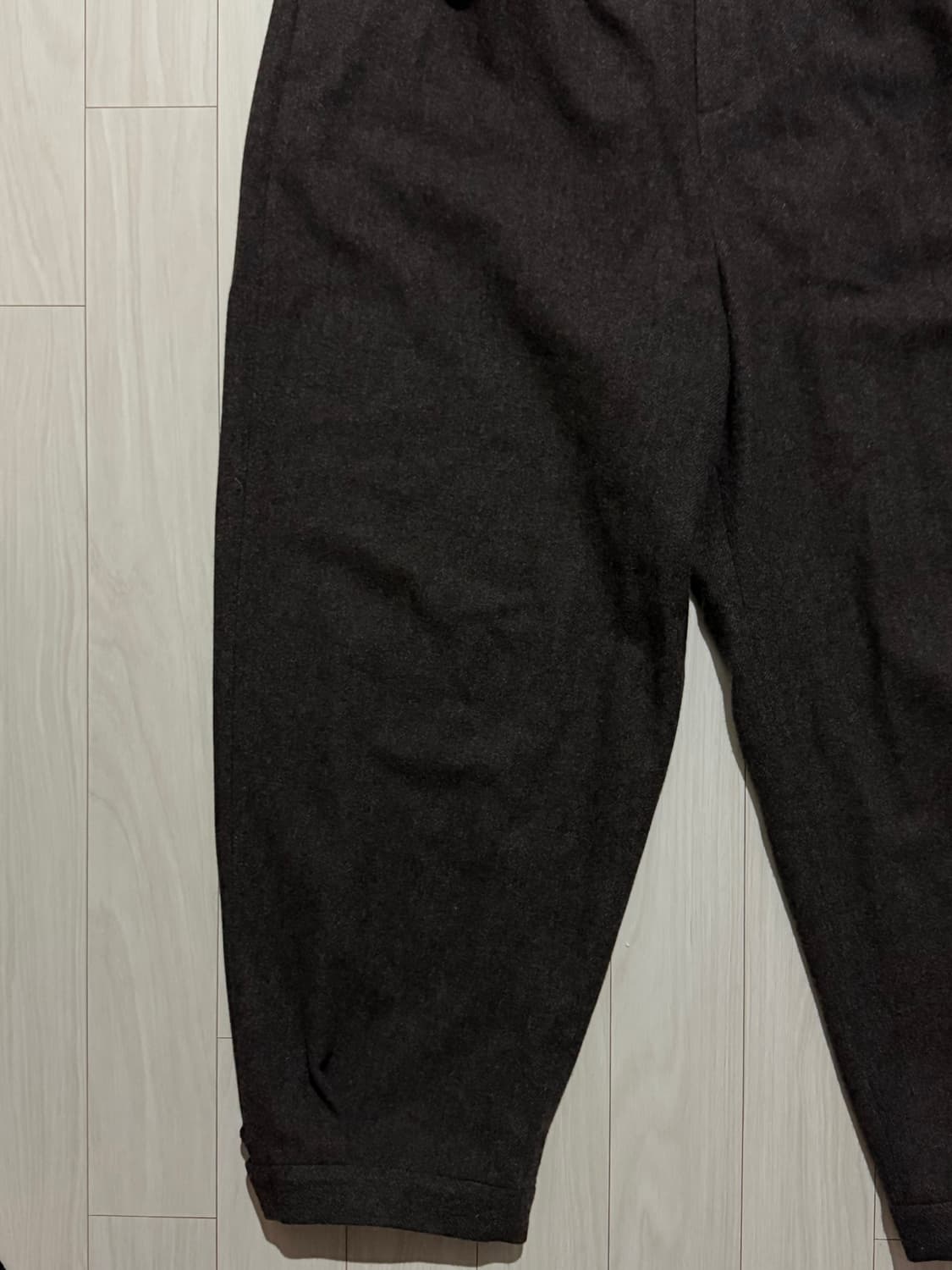25FW 아모멘토 울 셔링 팬츠 다크브라운 XL 상품이미지3