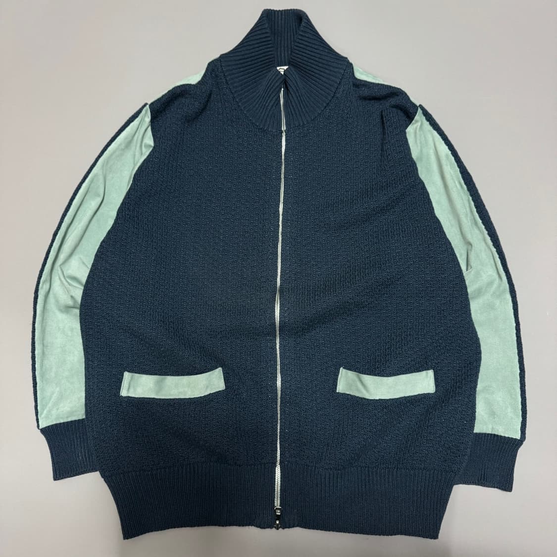 소어트(soerte) 네이비컬러 하이넥 도킹 드라이버 니트 집업 상품이미지6