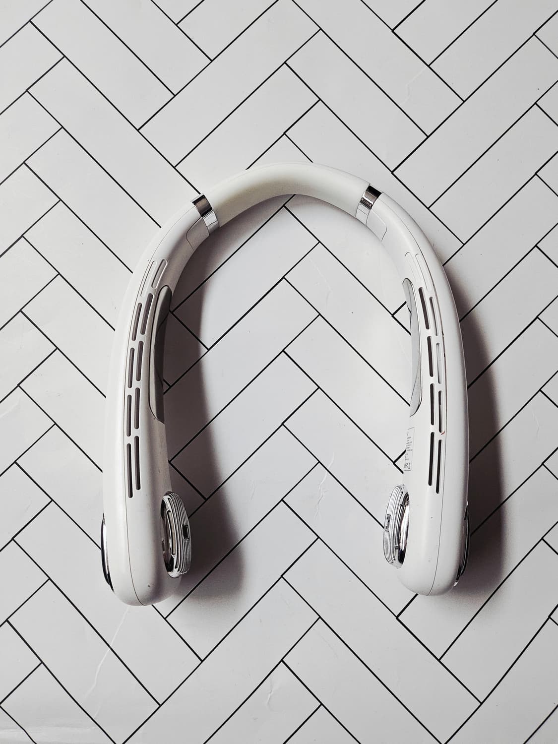 (거의새것)날개없는 넥밴드 선풍기 화이트 호주여행 필수템! 상품이미지1