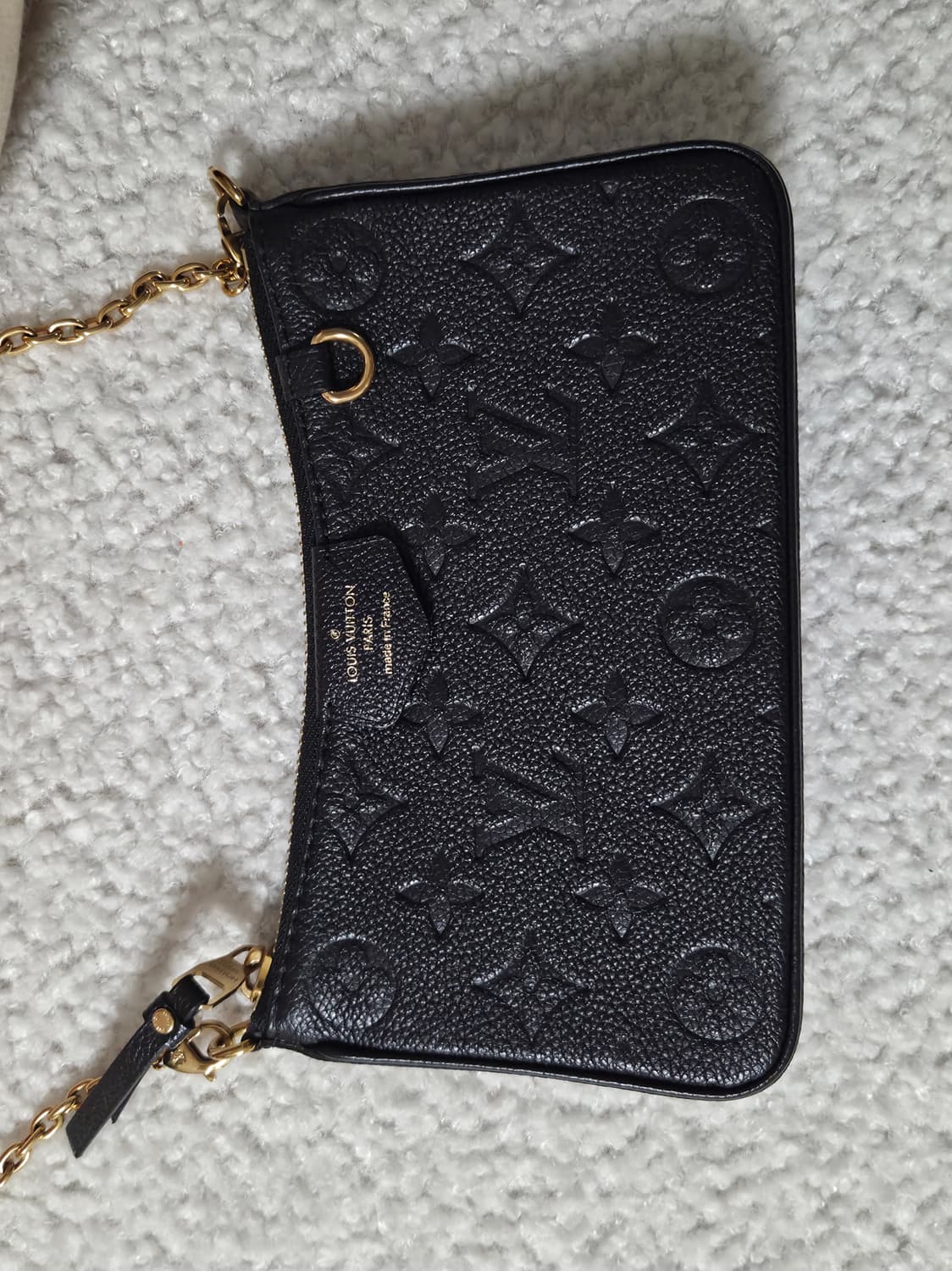 루이비통 이지 파우치 온 스트랩 블랙 상품이미지4