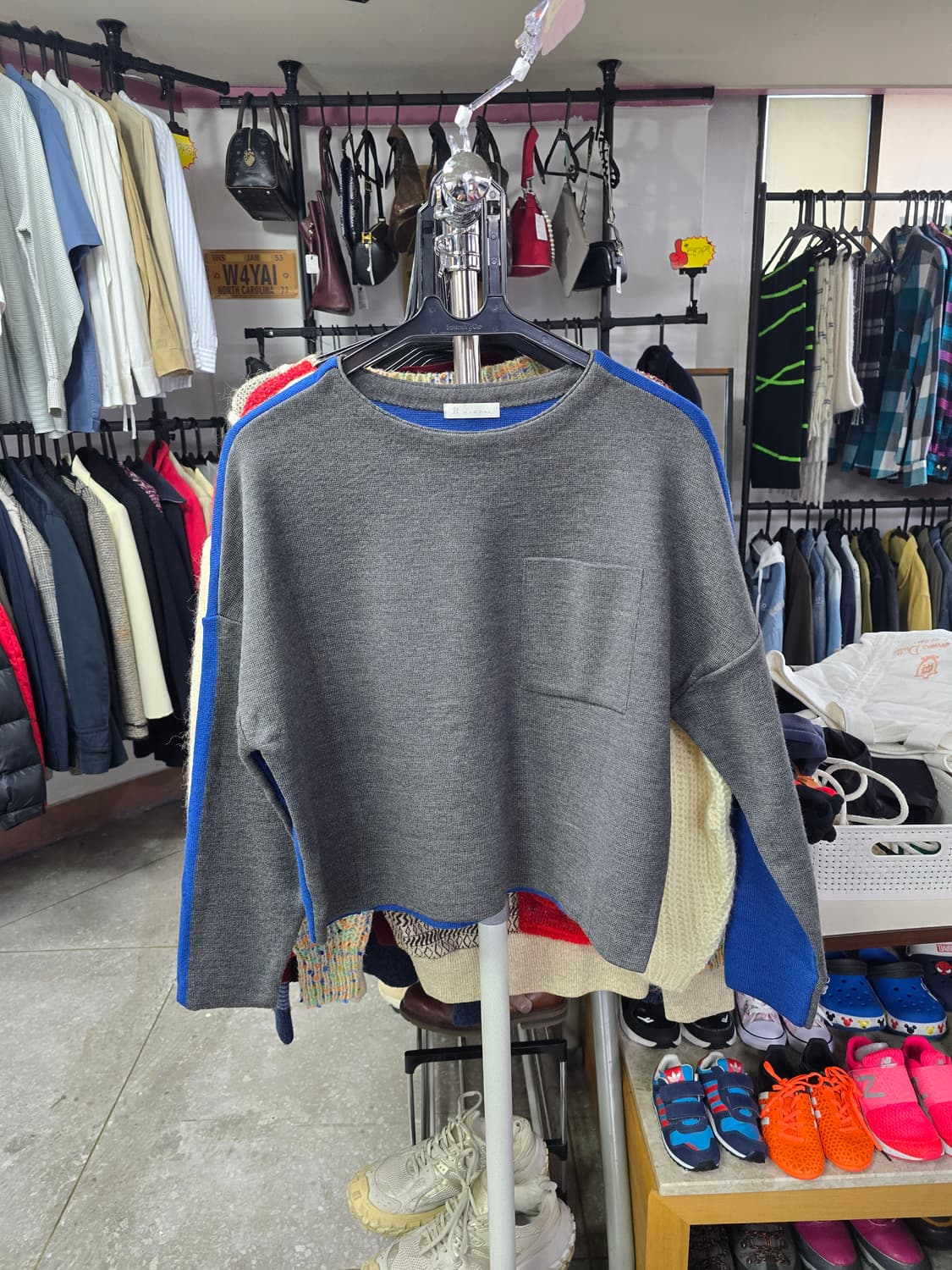 잇미샤 회색 포켓 루즈핏 니트 (1261) 상품이미지1