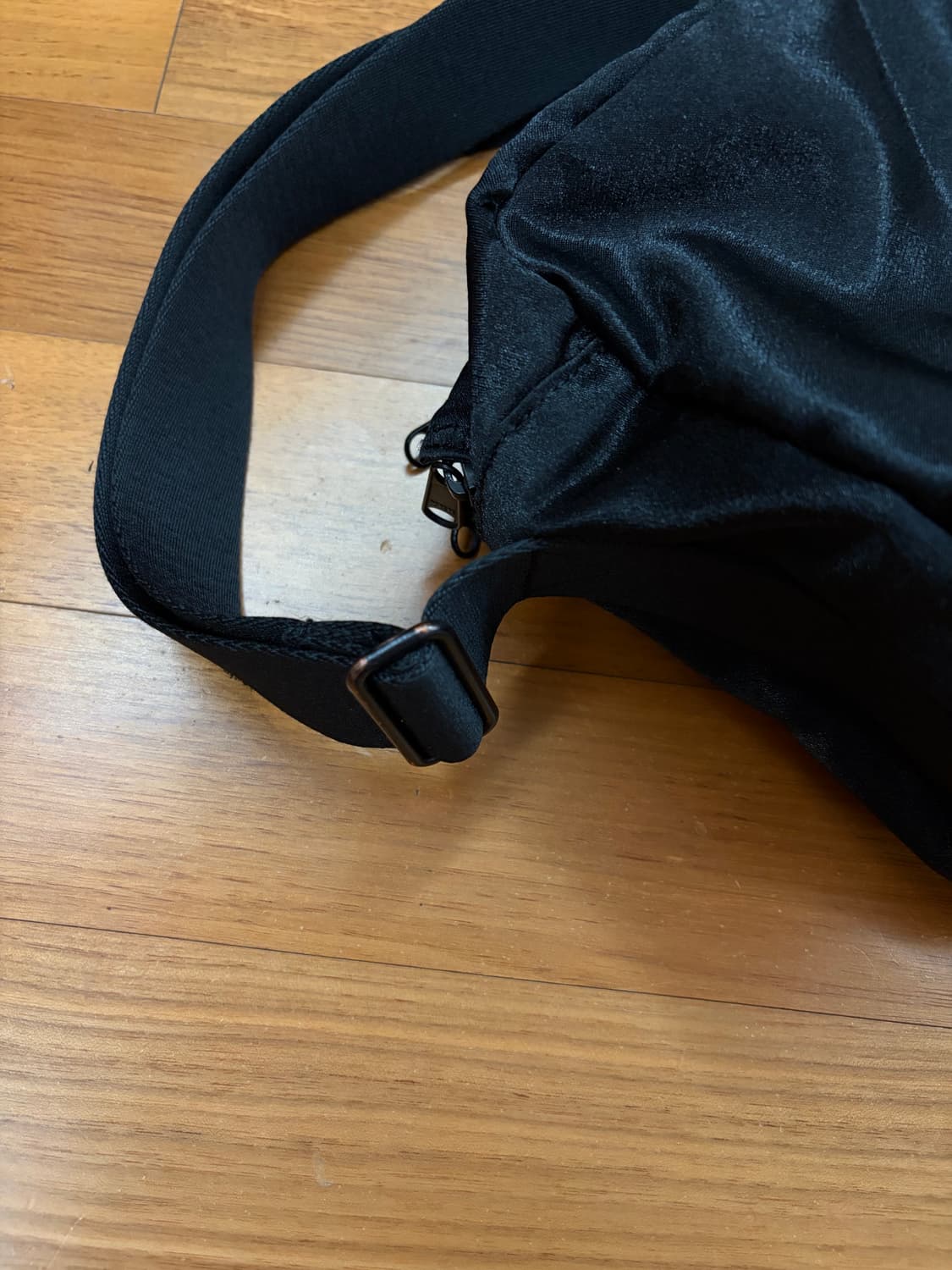 REGULAR 실키 크로스백 검정 상품이미지3