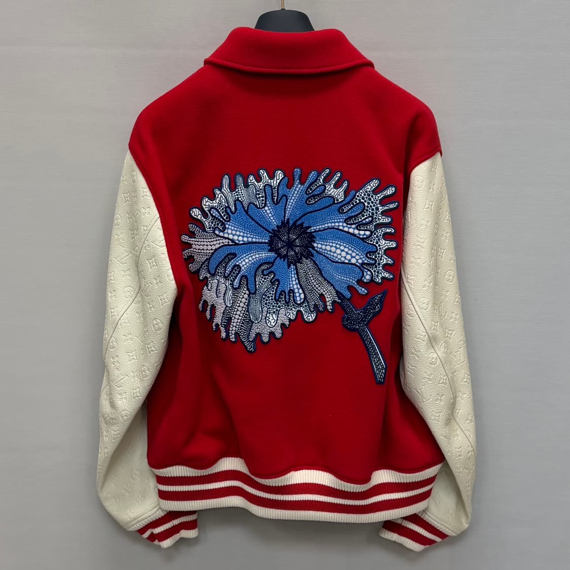 루이비통 x 야요이 쿠사마 싸이키델릭 플라워 자수 바시티 블루종 자켓 상품이미지4