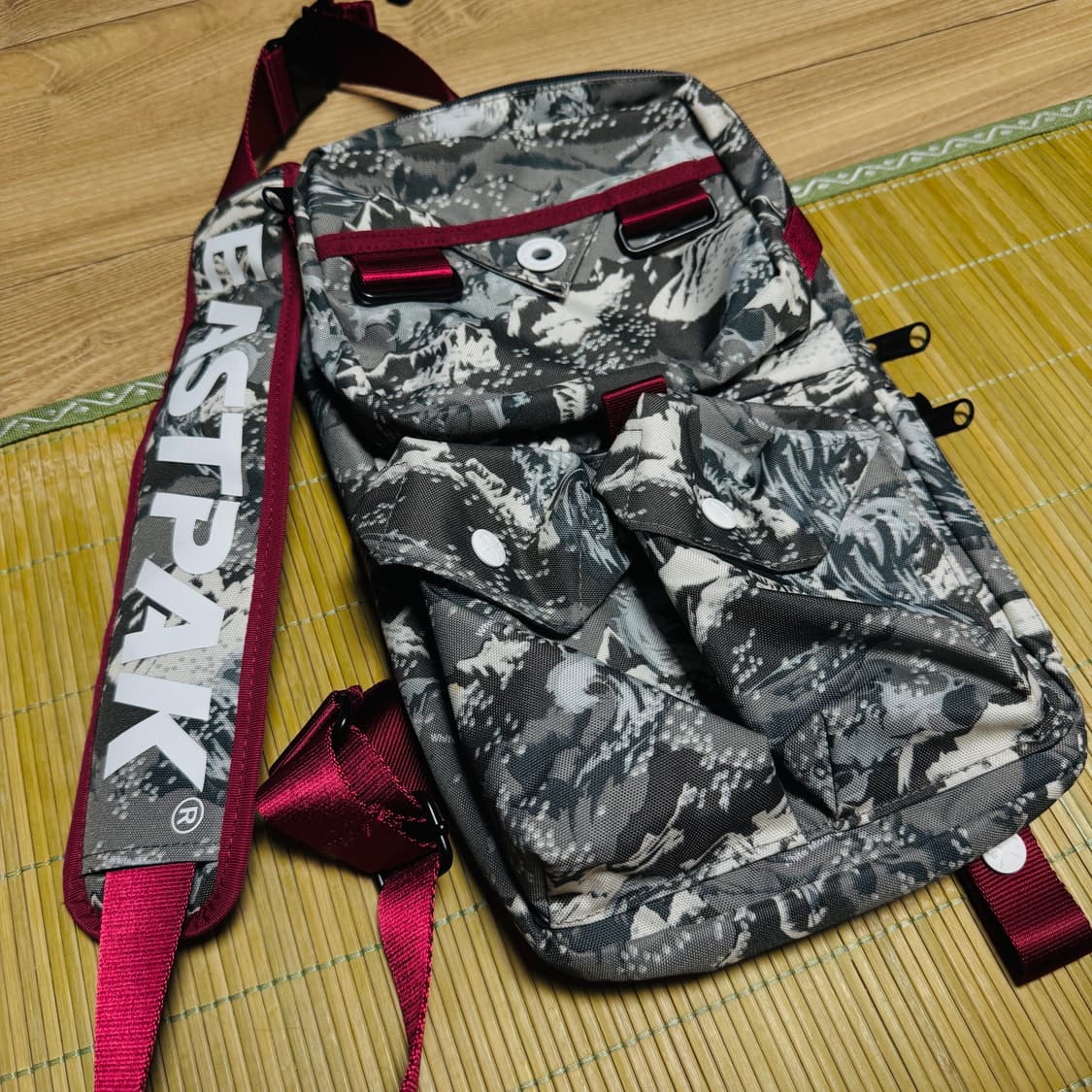 이스트팩 X 화이트 마운티니어링 베스트 백 상품이미지3