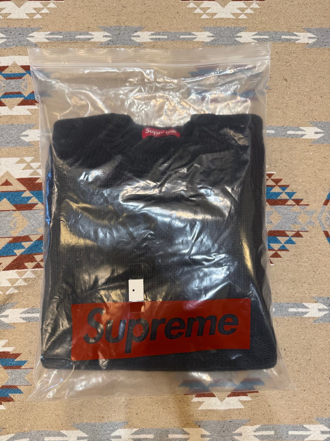 [L] 슈프림 토널 아플리케 스웨터 블랙 25SS 상품이미지9