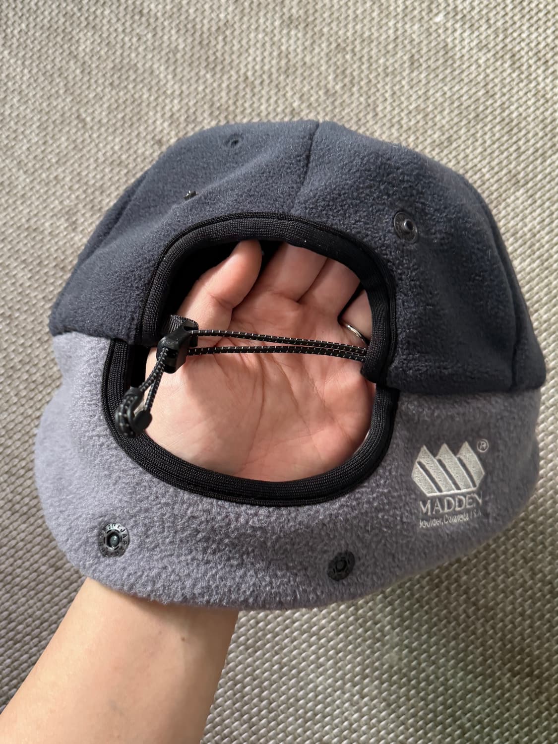 플리마켓🔥 매든 덕빌 플리스 이어플랩 캡 차콜 상품이미지3