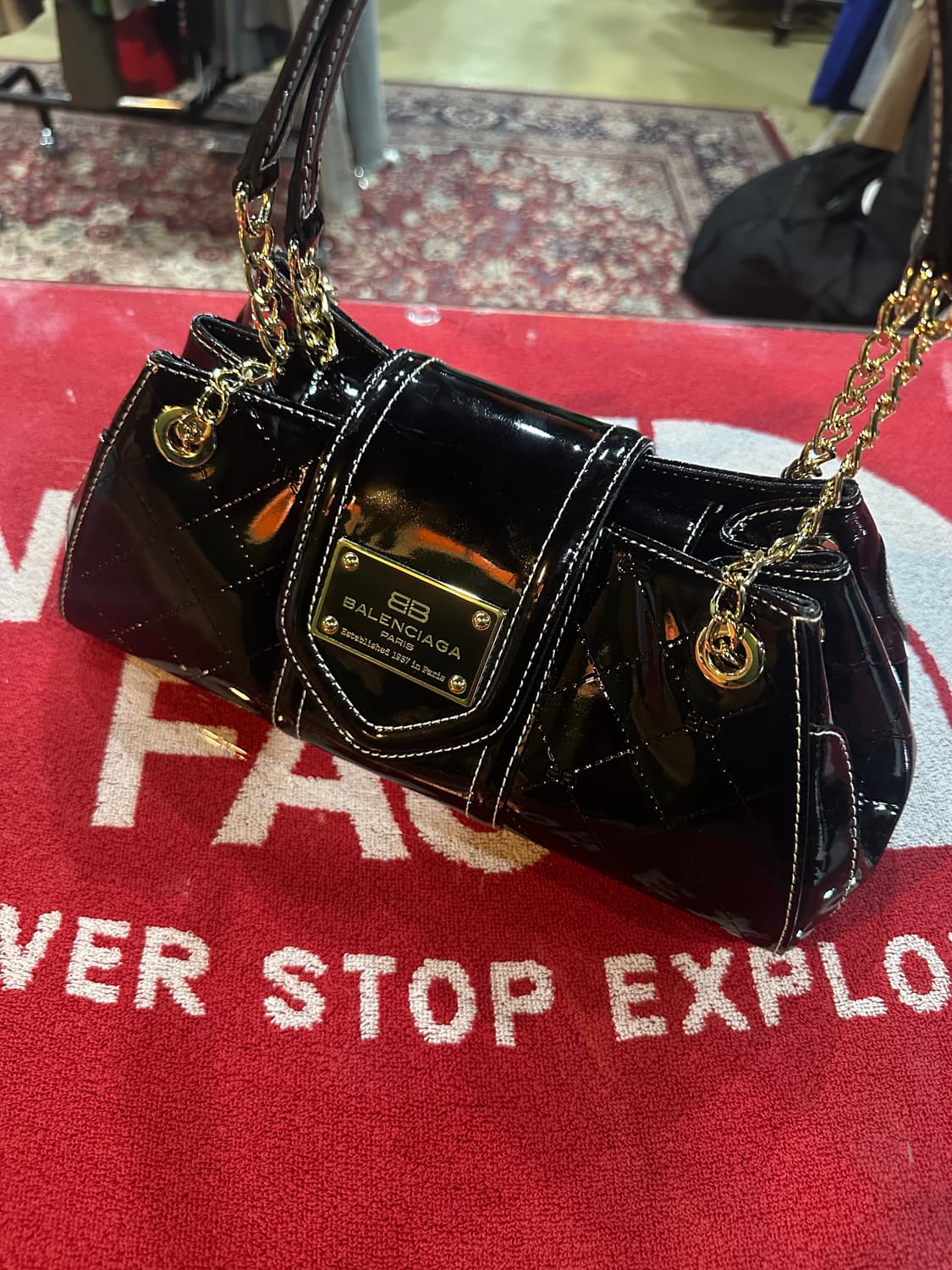 발렌시아가 에나멜 체인 숄더백 상품이미지1