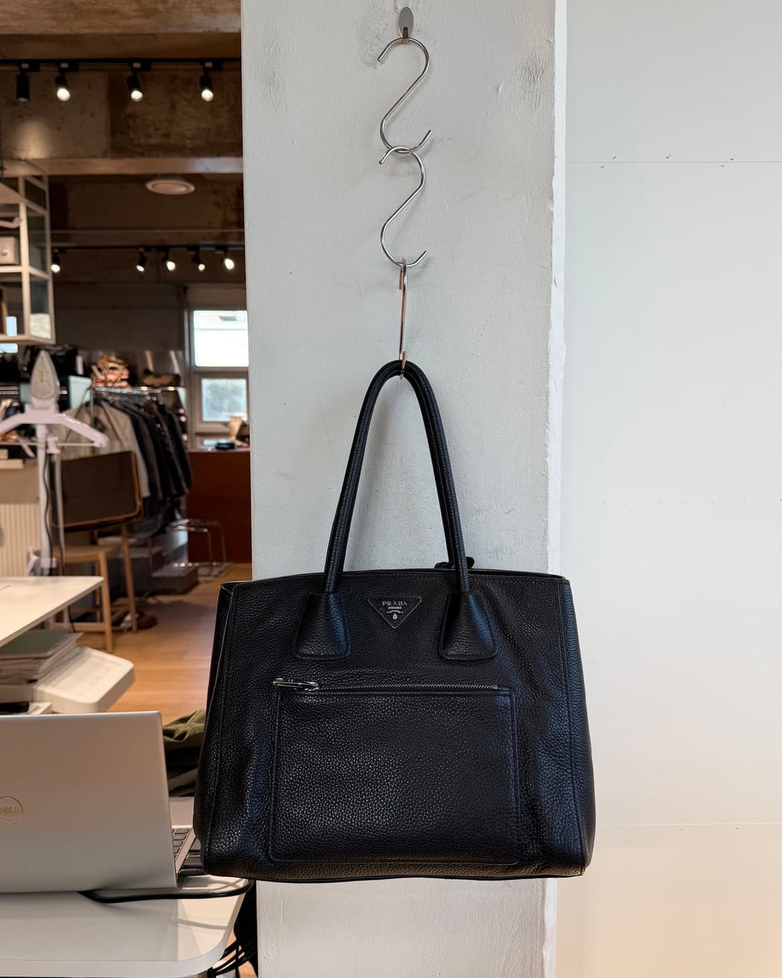 프라다 블랙 비텔로 다이노 레더 토트백  상품이미지2