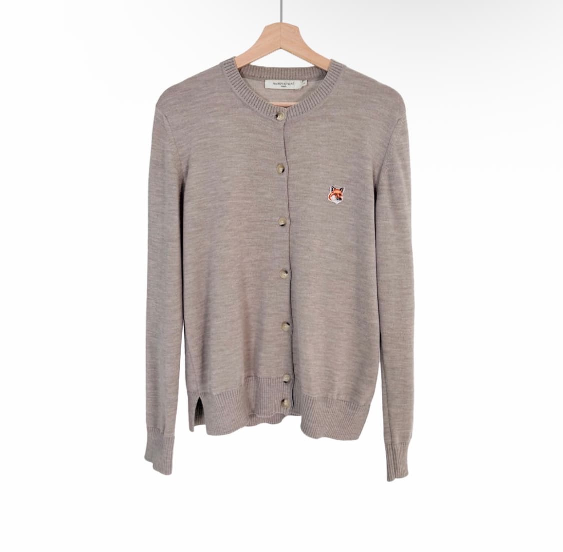 [L] 메종키츠네 여성 폭스헤드 패치 라운드넥 울 가디건 베이지 멜란지 상품이미지1