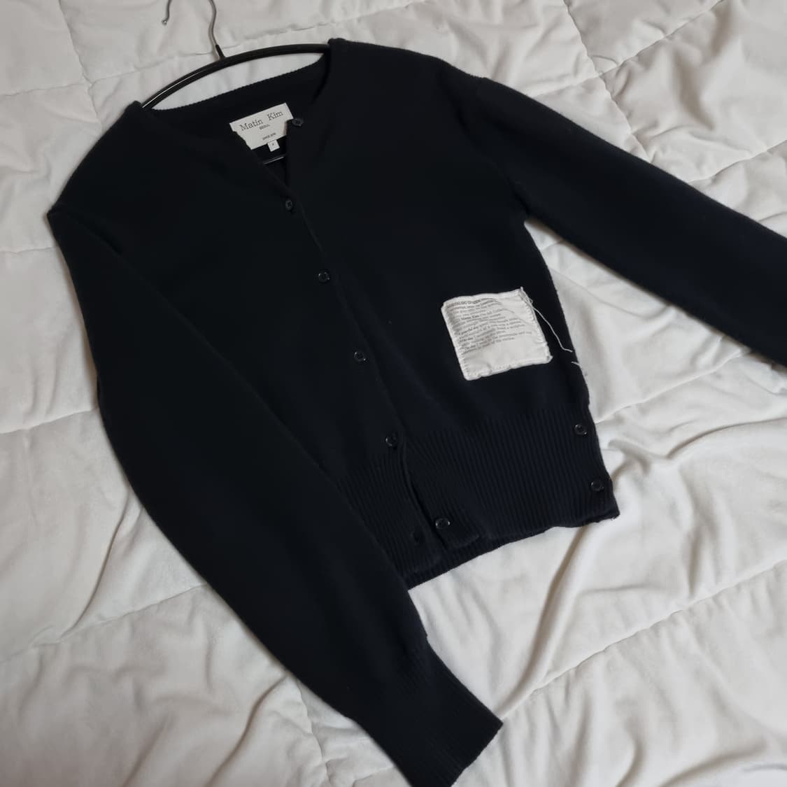 마뗑킴 타이포 패치 라운드 가디건 블랙 상품이미지1