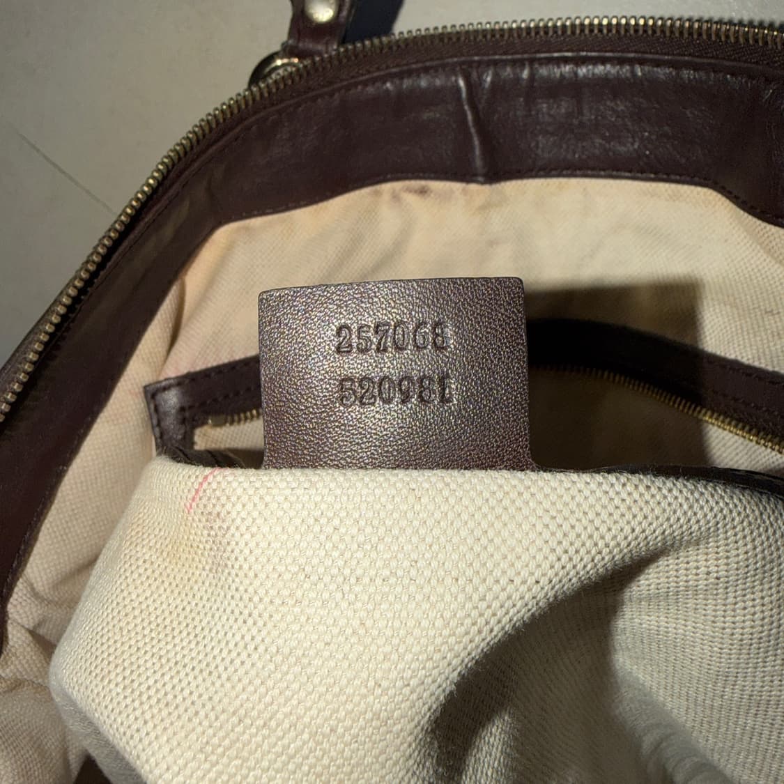 구찌 씨마 엠보 러블리 토트 다크브라운 상품이미지10