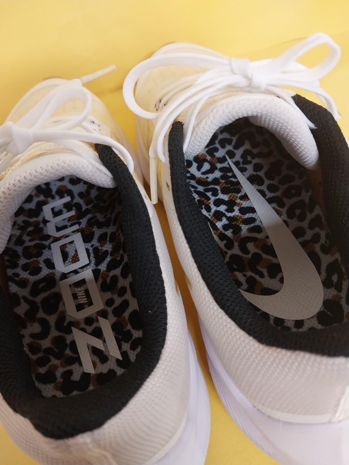 여성 나이키 윈플로8 프리미엄 화이트 레오파드 런닝화, 운동화 (235) 상품이미지6