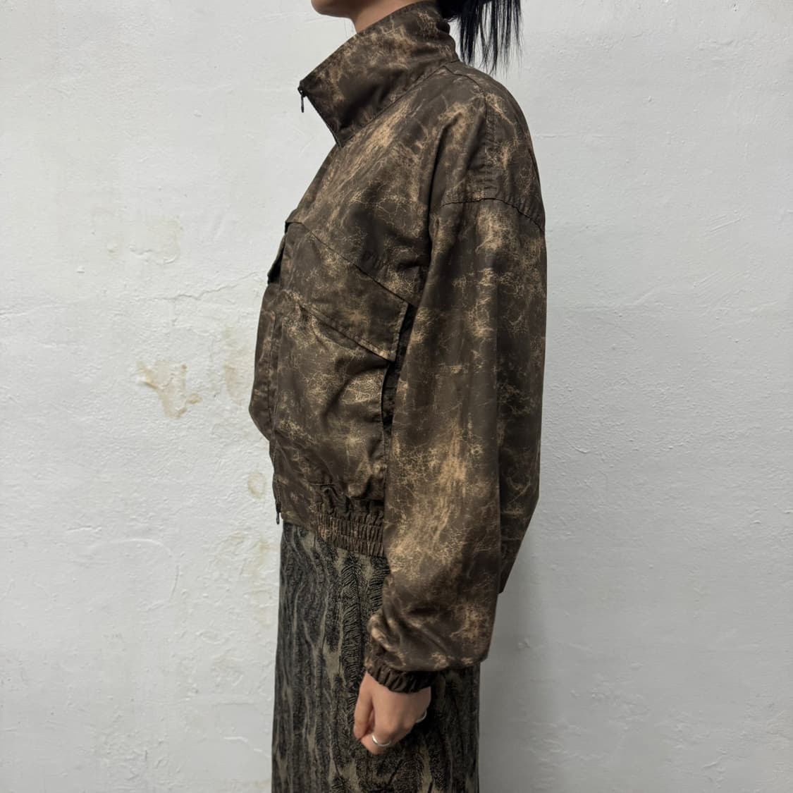 빔즈(BEAMS) 25ss 브라운컬러 다잉 패턴 와이딩 쇼트 블루종 자켓 상품이미지2