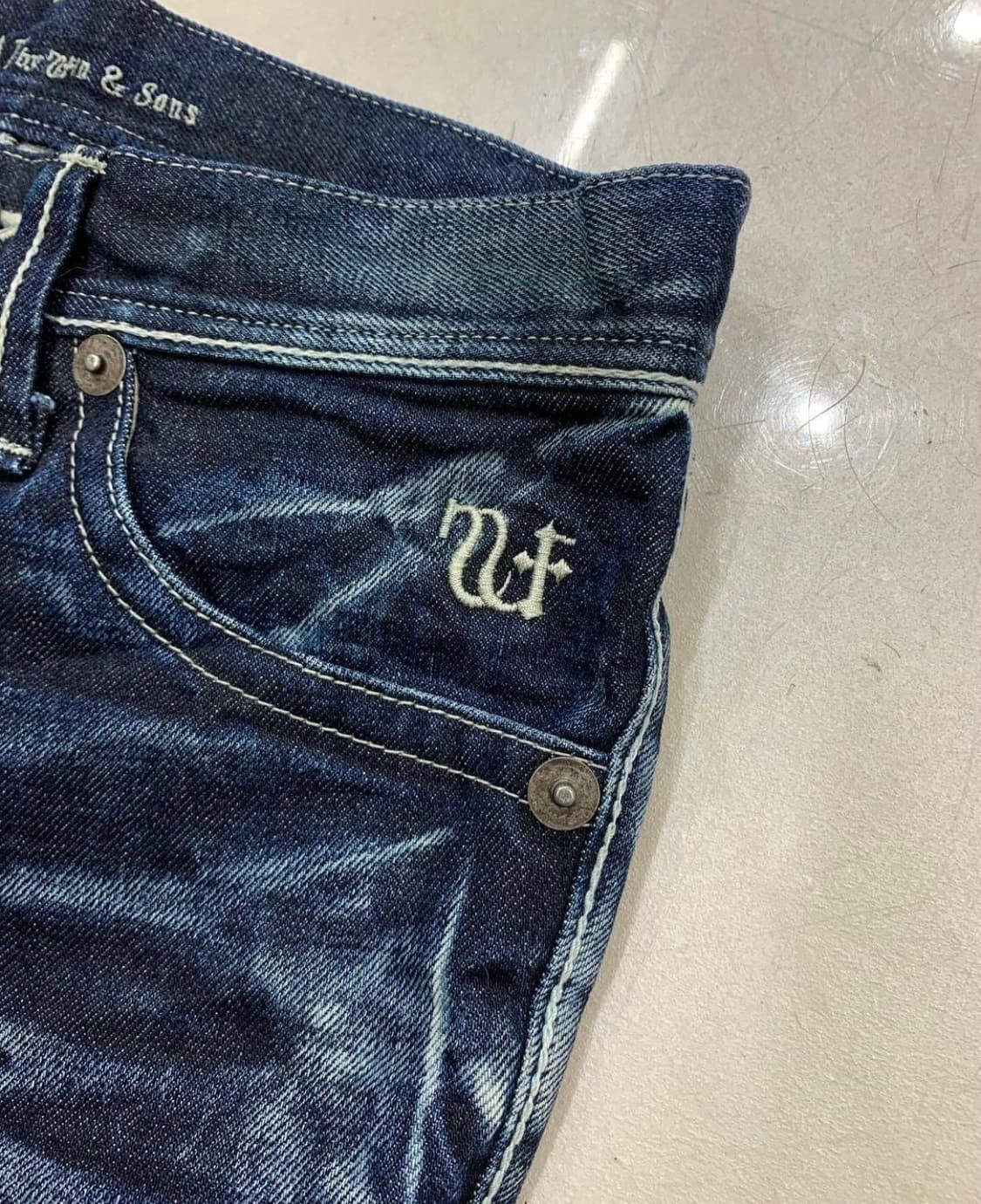 Ufin & sons 데님 워싱 디테일 플레어 팬츠 상품이미지3