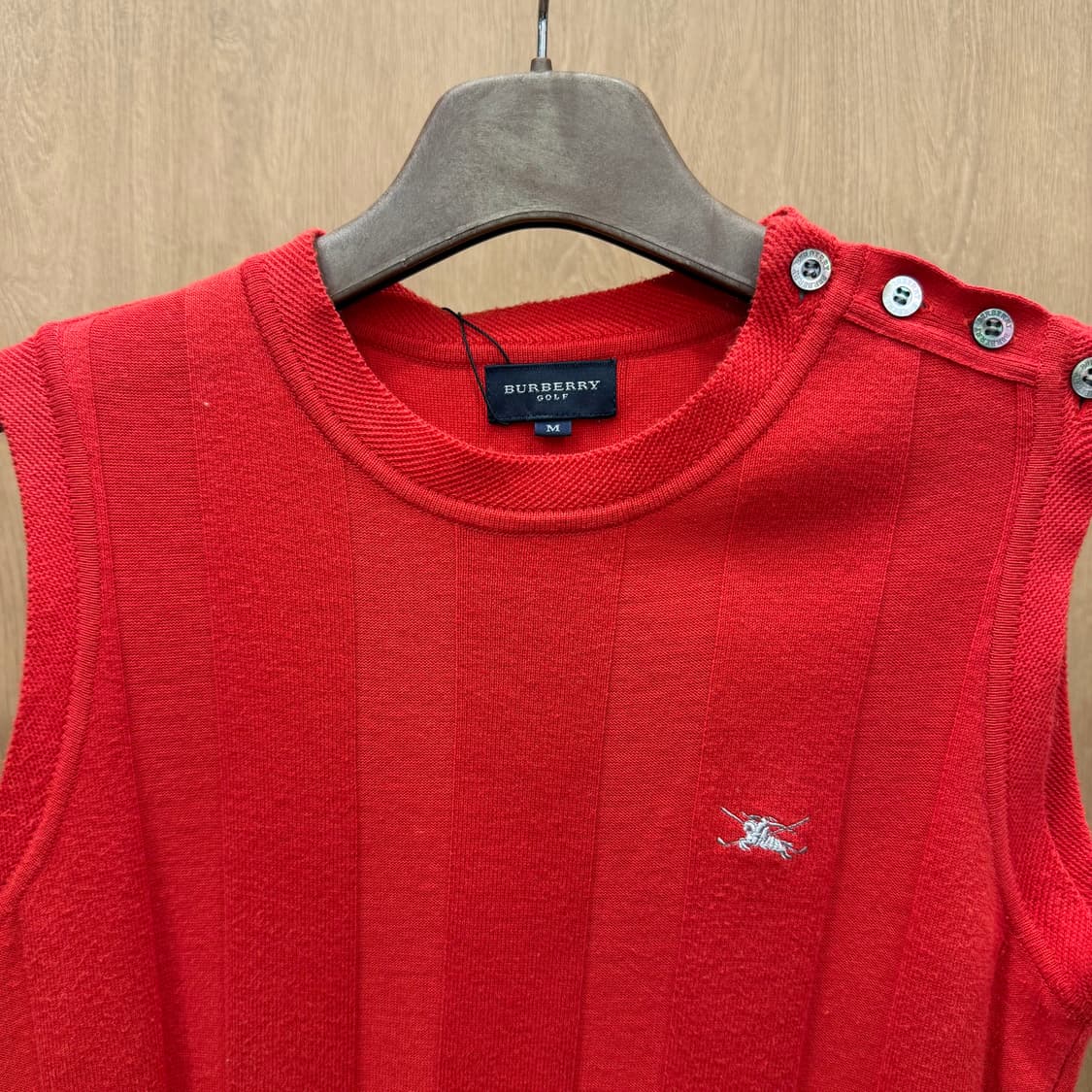 버버리 골프 슬리브리스 민소매 니트 4버튼 디테일 슬림핏 레드 상품이미지4