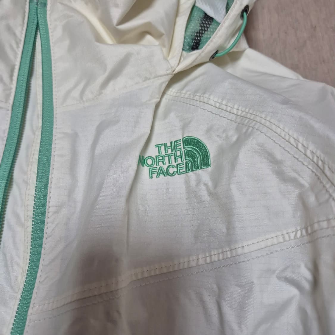 노스페이스 아이보리 바람막이 자켓 상품이미지3