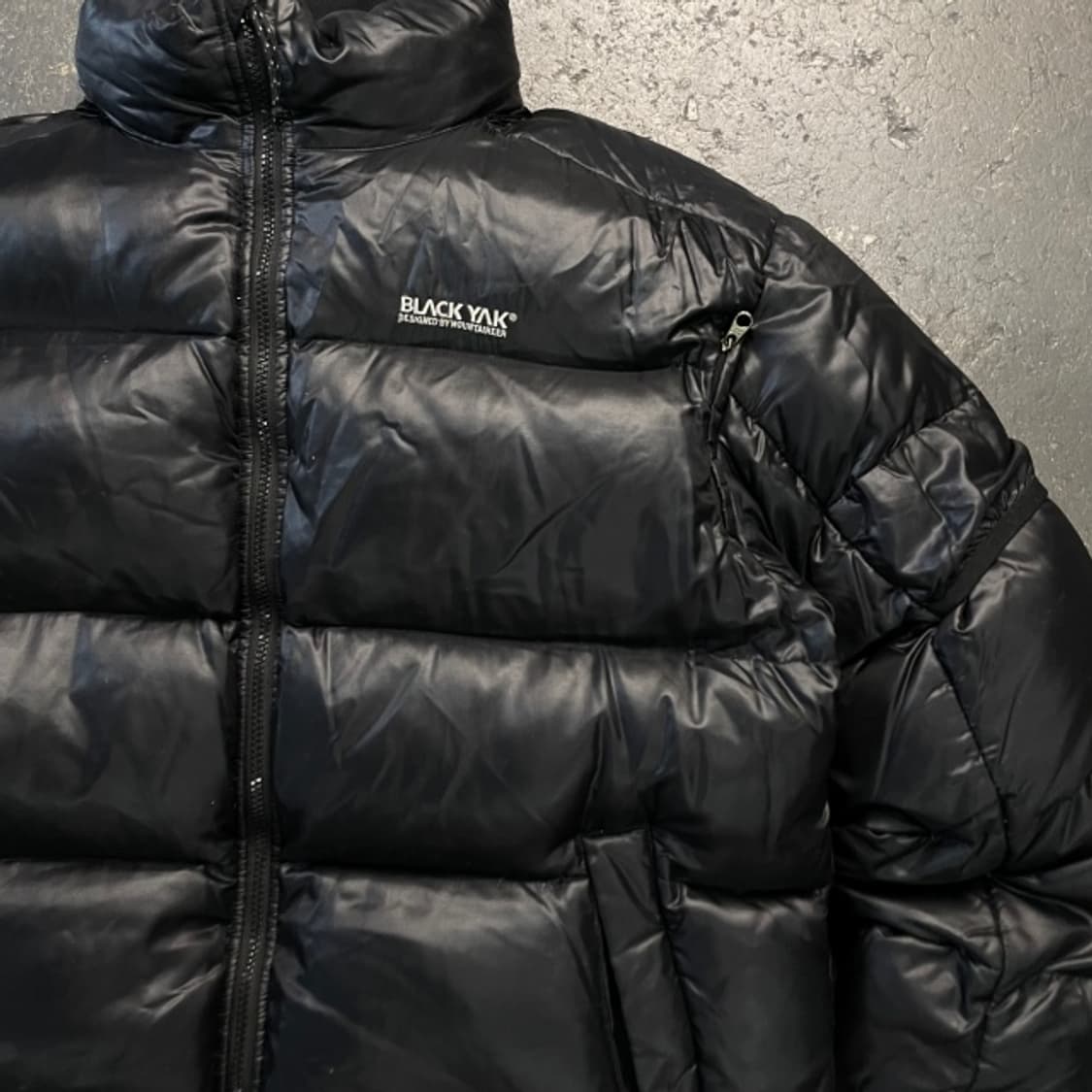 105 블랙야크 유광 패딩  상품이미지2