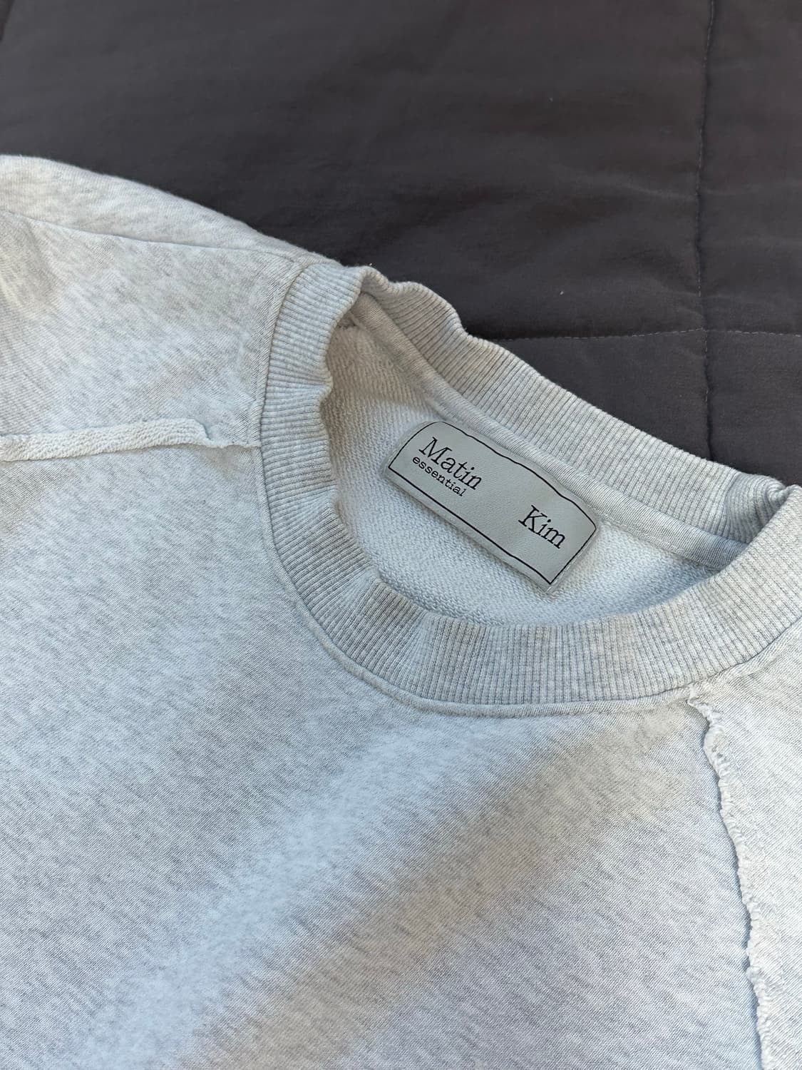 마뗑킴 에센셜 원형 로고  맨투맨 상품이미지4