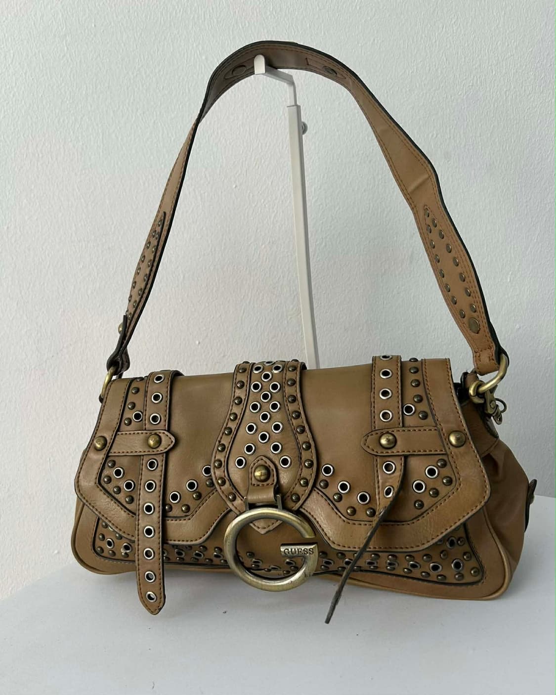 빈티지 게스 Y2k 스터드 링 버클 플랩 토트 숄더백 상품이미지1