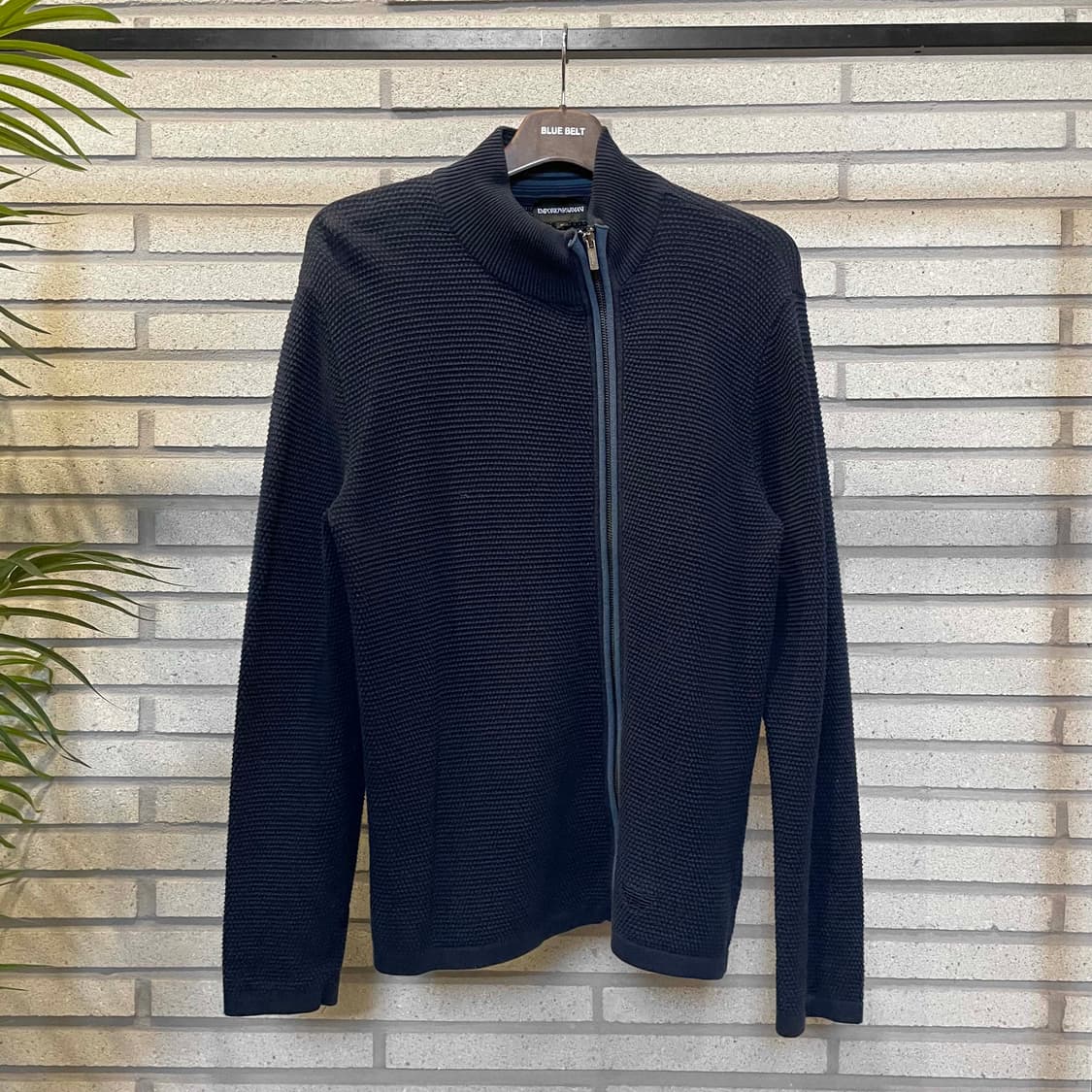 엠포리오 아르마니 니트 집업 자켓 사선 지퍼 와플 텍스처 디테일 네이비 상품이미지2